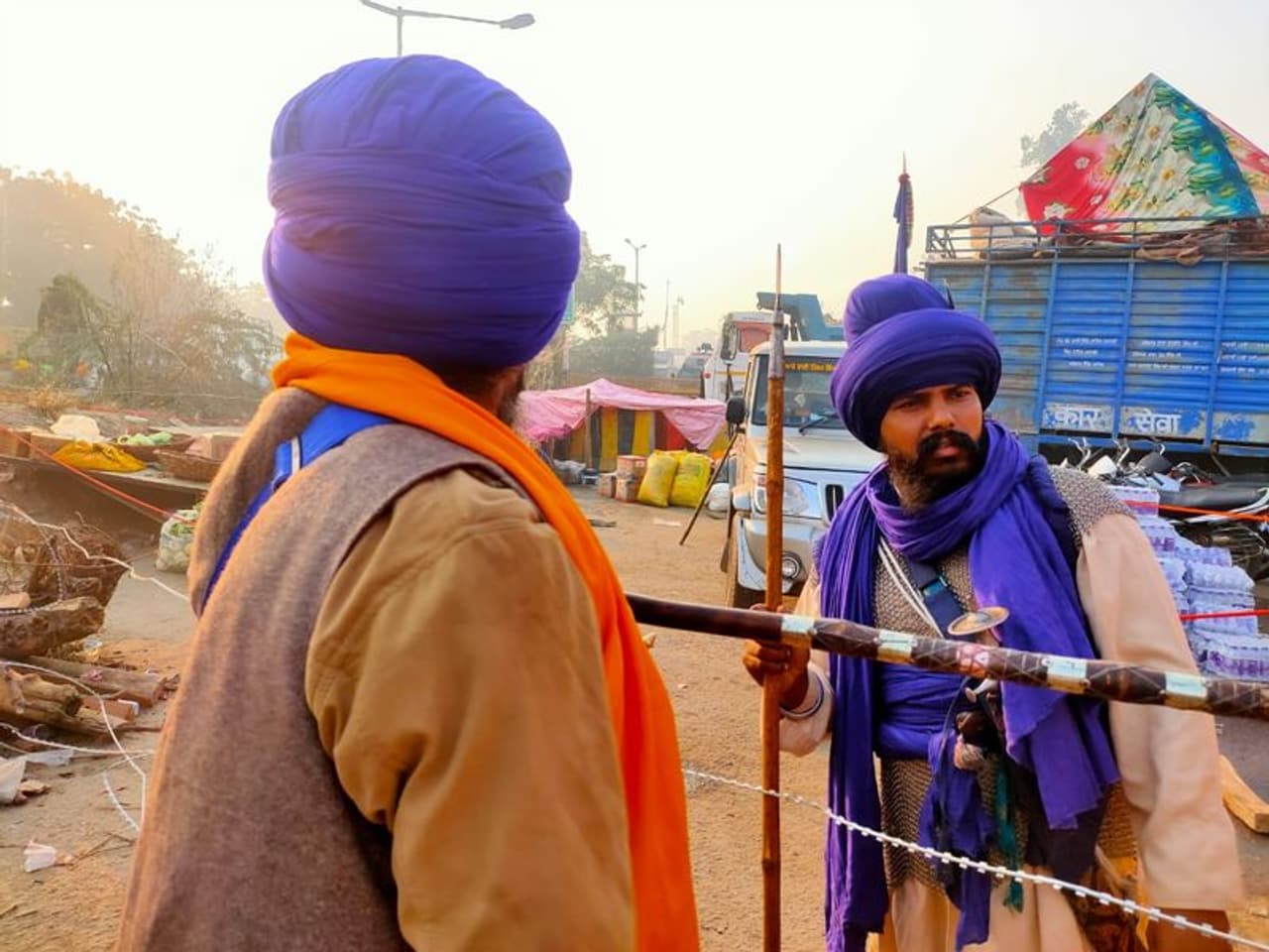 <p>അകാലി (അനശ്വരന്മാര്‍) അഥവാ നിഹാംഗുകള്‍ എന്നറിയപ്പെടുന്ന വിഭാഗം സിഖ് മതത്തിലെ സായുധരായ സിഖ് യോദ്ധാക്കളാണ്. ഗുരു ഹര്‍ഗോബിന്ദ് ആരംഭിച്ച 'അകാലി ദള്‍' (മരണമില്ലാത്ത സൈന്യം അഥവാ ദൈവത്തിന്‍റെ സൈന്യം) ല്‍ &nbsp;നിന്ന് ഉണ്ടായ സായുധ വിഭാഗമാണ് നിഹാംഗുകള്‍ എന്ന് കരുതുന്നു.&nbsp;</p>