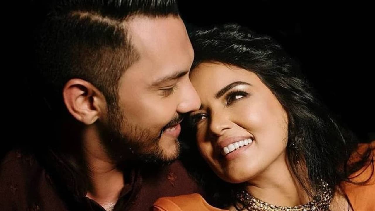 <p>ಆದಿತ್ಯ ಶ್ವೇತಾ ಅವರನ್ನು ಹೊಗಳಿದ್ದು ಅವರ ಪತ್ನಿ ತುಂಬಾ ಬುದ್ಧಿವಂತರು ಮತ್ತು ಮುಂಬರುವ ಸಮಯದಲ್ಲಿ ಇನ್ನೂ ಹೆಚ್ಚಿನದನ್ನು ಅನುಭವಿಸಲ್ಲಿದ್ದಾರೆ ಎಂದು ಹೇಳಿದರು.</p> <p>ಆದಿತ್ಯ ಶ್ವೇತಾ ಅವರನ್ನು ಹೊಗಳಿದ್ದು ಅವರ ಪತ್ನಿ ತುಂಬಾ ಬುದ್ಧಿವಂತರು ಮತ್ತು ಮುಂಬರುವ ಸಮಯದಲ್ಲಿ ಇನ್ನೂ ಹೆಚ್ಚಿನದನ್ನು ಅನುಭವಿಸಲ್ಲಿದ್ದಾರೆ ಎಂದು ಹೇಳಿದರು.</p>