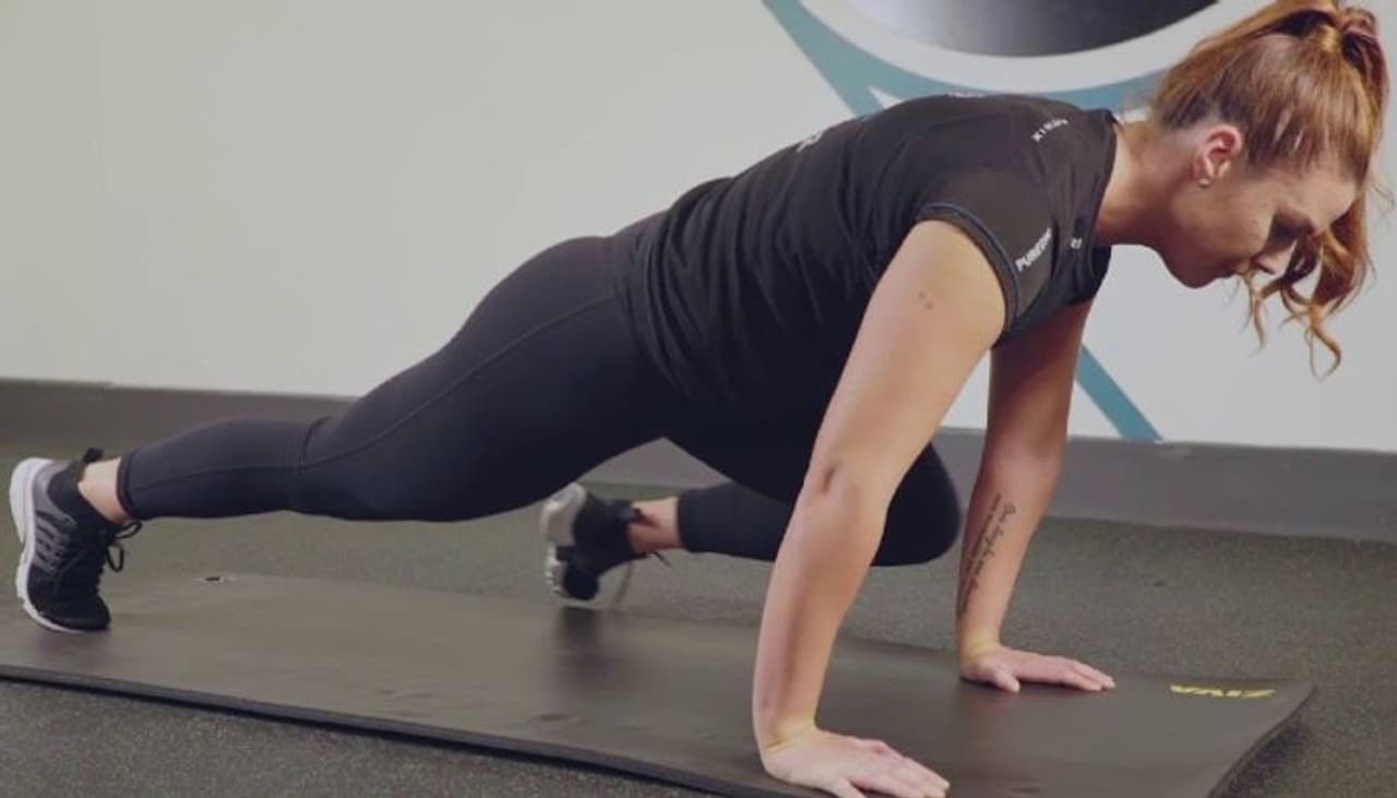 <p> </p><p>ഒന്നാമത്തേത് 'പ്ലാങ്ക് ക്നീ ടു എല്ബോ' ആണ്. അതായത്, തറയില് കാലുകള് നിവര്ത്തി, കൈകള് തോളിന് താഴെ വയ്ക്കുന് തരത്തില് കമഴ്ന്ന് കിടക്കുക. ശേഷം പ്ലാങ്ക് പൊസിഷനിലേക്ക് മാറി ഇടത് കാല് മുട്ട് വലത് കാല്മുട്ടിനടുത്തേക്ക് കൊണ്ടുവരിക. തിരിച്ച് പഴയ പൊസിഷനില് പോവുക. അടുത്തതായി വലതുവശം ഇടത്തേക്ക്. ഇത് ആവര്ത്തിക്കുക. വയറ്, ഹിപ്പ് എന്നിവ 'ഫിറ്റ്' ആകാന് തുടക്കക്കാര്ക്ക് അനുയോജ്യമായ വ്യായാമമാണിത്.<br /> </p><p> </p> <p> </p><p>ഒന്നാമത്തേത് 'പ്ലാങ്ക് ക്നീ ടു എല്ബോ' ആണ്. അതായത്, തറയില് കാലുകള് നിവര്ത്തി, കൈകള് തോളിന് താഴെ വയ്ക്കുന് തരത്തില് കമഴ്ന്ന് കിടക്കുക. ശേഷം പ്ലാങ്ക് പൊസിഷനിലേക്ക് മാറി ഇടത് കാല് മുട്ട് വലത് കാല്മുട്ടിനടുത്തേക്ക് കൊണ്ടുവരിക. തിരിച്ച് പഴയ പൊസിഷനില് പോവുക. അടുത്തതായി വലതുവശം ഇടത്തേക്ക്. ഇത് ആവര്ത്തിക്കുക. വയറ്, ഹിപ്പ് എന്നിവ 'ഫിറ്റ്' ആകാന് തുടക്കക്കാര്ക്ക് അനുയോജ്യമായ വ്യായാമമാണിത്.<br /> </p><p> </p>