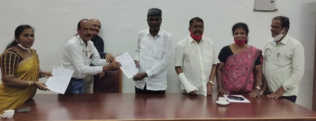 <p> ಉಡುಪಿಗೆ ಭೇಟಿನೀಡಿದ್ದ ಮುಖ್ಯಮಂತ್ರಿ ಗಳ ಆಪ್ತ ಸಹಾಯಕ ಪಿ.ಕೆ.ಪುರುಷೋತ್ತಮ್ ಅವರನ್ನು ಭೇಟಿಯಾಗ ವಿಶೇಷ ಶಾಲಾ ಶಿಕ್ಷಕರ ನಿಯೋಗವು, ತಮ್ಮ ಗೌರವವೇತನವನ್ನು ದ್ವಿಗುಣಗೊಳಿಸುವಂತೆ ಆಗ್ರಹಿಸಿ ಮುಖ್ಯಮಂತ್ರಿಗಳಿಗೆ, ಮಕ್ಕಣ ಮತ್ತು ಮಹಿಳಾ ಕಲ್ಯಾಣ ಇಲಾಖಾ ಸಚಿವರಿಗೆ ಹಾಗೂ ನಿರ್ದೇಶಕರಿಗೆ ಮನವಿ ಸಲ್ಲಿಸಿದರು.</p> <p> ಉಡುಪಿಗೆ ಭೇಟಿನೀಡಿದ್ದ ಮುಖ್ಯಮಂತ್ರಿ ಗಳ ಆಪ್ತ ಸಹಾಯಕ ಪಿ.ಕೆ.ಪುರುಷೋತ್ತಮ್ ಅವರನ್ನು ಭೇಟಿಯಾಗ ವಿಶೇಷ ಶಾಲಾ ಶಿಕ್ಷಕರ ನಿಯೋಗವು, ತಮ್ಮ ಗೌರವವೇತನವನ್ನು ದ್ವಿಗುಣಗೊಳಿಸುವಂತೆ ಆಗ್ರಹಿಸಿ ಮುಖ್ಯಮಂತ್ರಿಗಳಿಗೆ, ಮಕ್ಕಣ ಮತ್ತು ಮಹಿಳಾ ಕಲ್ಯಾಣ ಇಲಾಖಾ ಸಚಿವರಿಗೆ ಹಾಗೂ ನಿರ್ದೇಶಕರಿಗೆ ಮನವಿ ಸಲ್ಲಿಸಿದರು.</p>