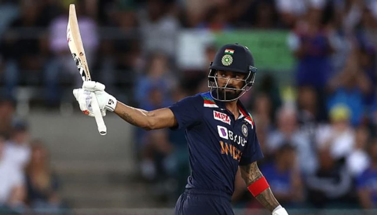 <p><strong>കെ എല്‍ രാഹുല്‍: </strong>ഓപ്പണറായി കെ എല്‍ രാഹുല്‍ തുടരും. ആദ്യ മത്സരത്തില്‍ അര്‍ധസെഞ്ചുറിയുമായി ഇന്ത്യയുടെ ടോപ് സ്കോററായത് രാഹുലായിരുന്നു.</p>