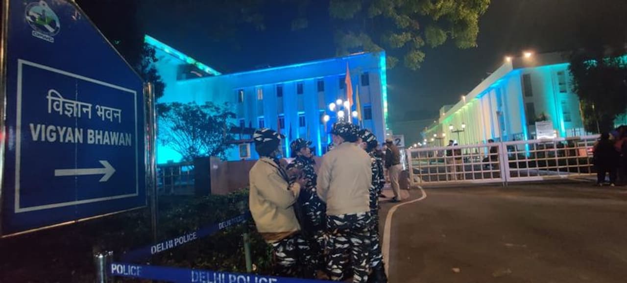 <p>വിവാദ കാർഷിക നിയമം പിൻവലിക്കണമെന്ന നിലപാട് മയപ്പെടുത്തണമെന്ന ആവശ്യമായിരുന്നു കേന്ദ്രസർക്കാർ കര്‍ഷക സംഘടനകളുമായി നടത്തിയ മൂന്നാം വട്ട ചര്‍ച്ചയില്‍ മുന്നോട്ട് വച്ചത്. കർഷക സംഘടനാ നേതാക്കളുമായുള്ള യോഗത്തിലായിരുന്നു അഭ്യർത്ഥന</p>