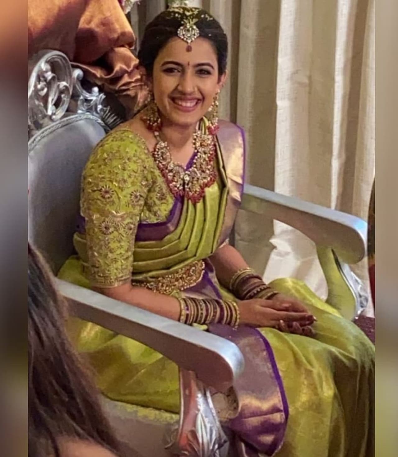 నిన్న నిహారిక మూడు ఫోటోలు పంచుకుంది. అవి సామాజిక మాధ్యమాల్లో తెగ వైరల్ అయ్యాయి. నిహారిక ప్రీ వెడ్డింగ్ సెలబ్రేషన్స్లో భాగంగా ఆమెను ఇద్దరు లేడీస్ రెడీ చేస్తున్నారు. నిన్న నిహారిక మూడు ఫోటోలు పంచుకుంది. అవి సామాజిక మాధ్యమాల్లో తెగ వైరల్ అయ్యాయి. నిహారిక ప్రీ వెడ్డింగ్ సెలబ్రేషన్స్లో భాగంగా ఆమెను ఇద్దరు లేడీస్ రెడీ చేస్తున్నారు.