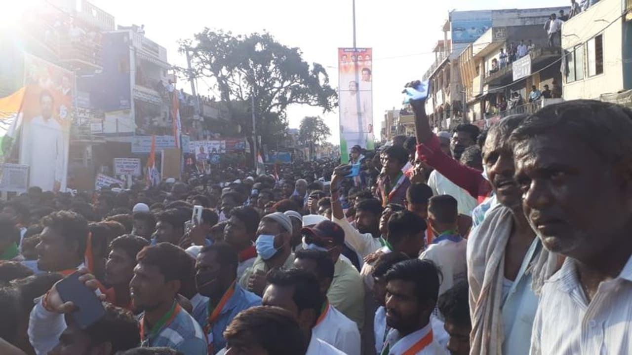 <p>ನಿಗದಿಯಂತೆ ಮಧ್ಯಾಹ್ನ 1 ಗಂಟೆಗೆ ಮೆರವಣಿಗೆ ನಡೆಸಿ ಮಹಾಲಿಂಗಪುರ ಪುರಸಭೆ ಎದುರು ಪ್ರತಿಭಟನೆಯನ್ನು ನಡೆಸಬೇಕಿತ್ತು. ಆದರೆ, ಉಭಯ ನಾಯಕರು ಪಟ್ಟಣಕ್ಕೆ ಸಂಜೆ 4ಗಂಟೆಗೆ ಆಗಮಿಸಿದ್ದರಿಂದ ಪ್ರತಿಭಟನಾ ಮೆರವಣಿಗೆಯನ್ನು ಕೈಬಿಡಲಾಯಿತು. ಹೀಗಾಗಿ ಮಹಾಲಿಂಗಪುರದ ಬಸವೇಶ್ವರ ವೃತ್ತದಲ್ಲಿ ಪ್ರತಿಭಟನೆಯನ್ನು ನಡೆಸಲಾಯಿತು. ಸುಮಾರು 4 ರಿಂದ 5 ಸಾವಿರ ಜನರು ಪಾಲ್ಗೊಂಡಿದ್ದರು.</p> <p>ನಿಗದಿಯಂತೆ ಮಧ್ಯಾಹ್ನ 1 ಗಂಟೆಗೆ ಮೆರವಣಿಗೆ ನಡೆಸಿ ಮಹಾಲಿಂಗಪುರ ಪುರಸಭೆ ಎದುರು ಪ್ರತಿಭಟನೆಯನ್ನು ನಡೆಸಬೇಕಿತ್ತು. ಆದರೆ, ಉಭಯ ನಾಯಕರು ಪಟ್ಟಣಕ್ಕೆ ಸಂಜೆ 4ಗಂಟೆಗೆ ಆಗಮಿಸಿದ್ದರಿಂದ ಪ್ರತಿಭಟನಾ ಮೆರವಣಿಗೆಯನ್ನು ಕೈಬಿಡಲಾಯಿತು. ಹೀಗಾಗಿ ಮಹಾಲಿಂಗಪುರದ ಬಸವೇಶ್ವರ ವೃತ್ತದಲ್ಲಿ ಪ್ರತಿಭಟನೆಯನ್ನು ನಡೆಸಲಾಯಿತು. ಸುಮಾರು 4 ರಿಂದ 5 ಸಾವಿರ ಜನರು ಪಾಲ್ಗೊಂಡಿದ್ದರು.</p>