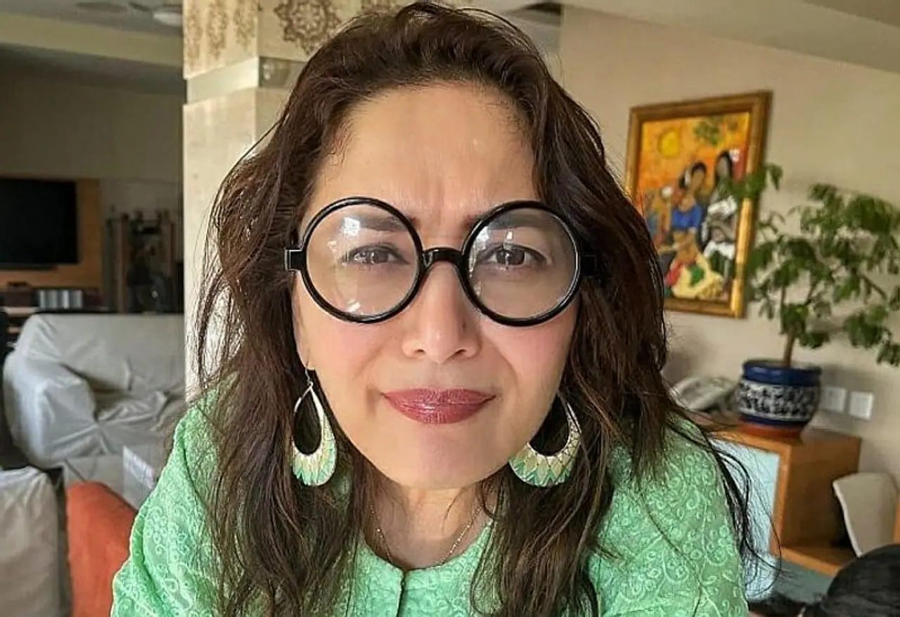 <p>The country is slowly recovering from the Coronavirus pandemic. Just as normal people, Bollywood celebs too have started returning to work. At the same time, there are some celebs who are still living at home and spending time with the family. One of them is Madhuri Dixit, popularly known as Bollywood's Dhak Dhak Girl, who has been working from home. She has been giving people lessons online in dancing.</p>