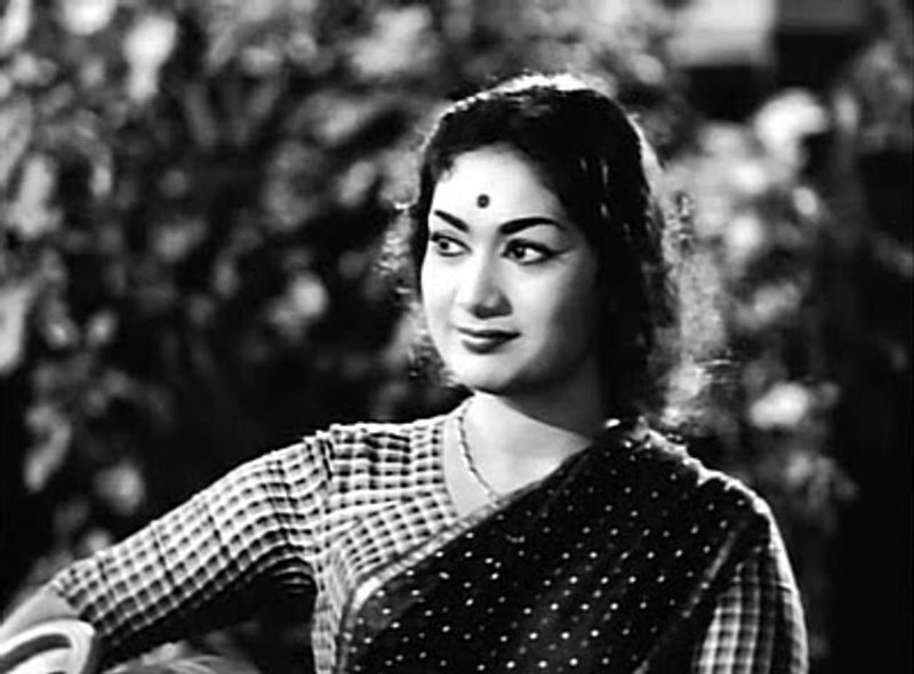 సావిత్రి తాడేపల్లి మండల్లం చిర్రావూరులో 1937 డిసెంబర్ 6న జన్మించారు. తాను పుట్టకముందే తండ్రి గురువయ్య అనారోగ్యంతో కన్నుమూశారు. దీంతో చిర్రావూరులో ఉన్న సావిత్రి పెద్దమ్మ అన్నపూర్ణమ్మ దత్త కుమారుడు నర్సయ్య పిన్నమ్మ సుభద్రమ్మను ఇంటికి తీసుకొచ్చి పెంచి ఆదరించారు. సావిత్రి తాడేపల్లి మండల్లం చిర్రావూరులో 1937 డిసెంబర్ 6న జన్మించారు. తాను పుట్టకముందే తండ్రి గురువయ్య అనారోగ్యంతో కన్నుమూశారు. దీంతో చిర్రావూరులో ఉన్న సావిత్రి పెద్దమ్మ అన్నపూర్ణమ్మ దత్త కుమారుడు నర్సయ్య పిన్నమ్మ సుభద్రమ్మను ఇంటికి తీసుకొచ్చి పెంచి ఆదరించారు.