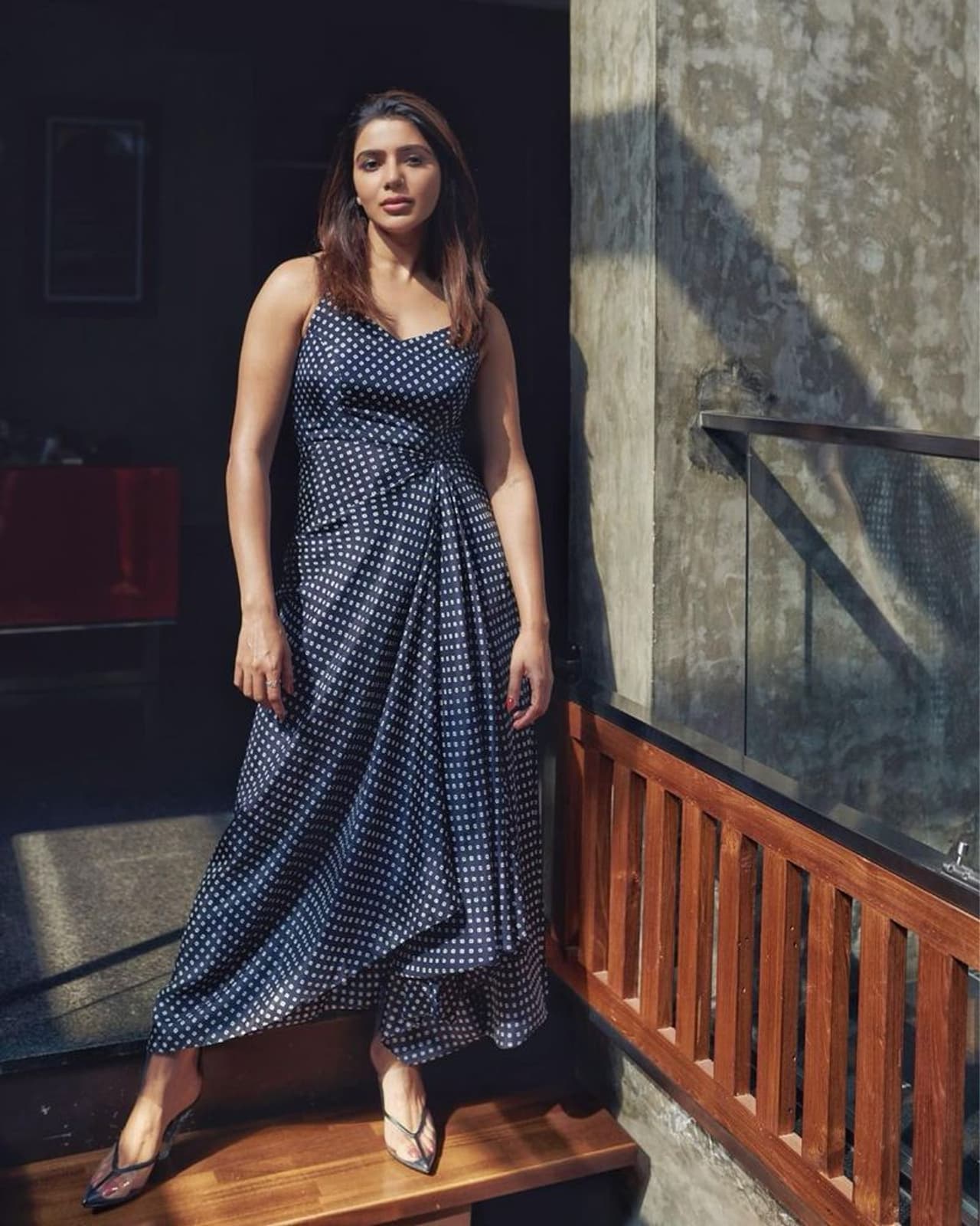 సమంత టాలీవుడ్ స్టార్ హీరోయిన్గా రాణిస్తుంది. అక్కినేని నాగచైతన్యని పెళ్ళి చేసుకున్నాక కూడా సినిమాల్లో నటిస్తూ మహిళా సాధికారతకు ప్రతిబింబంగా నిలుస్తుంది. సమంత టాలీవుడ్ స్టార్ హీరోయిన్గా రాణిస్తుంది. అక్కినేని నాగచైతన్యని పెళ్ళి చేసుకున్నాక కూడా సినిమాల్లో నటిస్తూ మహిళా సాధికారతకు ప్రతిబింబంగా నిలుస్తుంది.