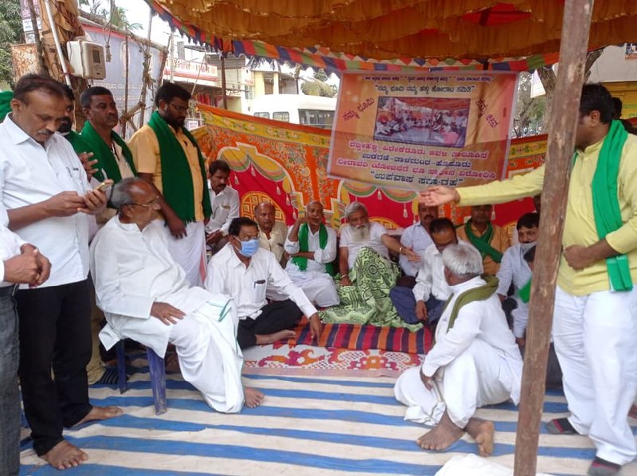 <p>ಜಿಲ್ಲೆಯ ಹಿರೇಕೆರೂರು ಪಟ್ಟಣದ ಭಗತ್ ಸಿಂಗ್ ವೃತ್ತದಲ್ಲಿ ಅಮರಣಾಂತ ಉಪವಾಸ ಸತ್ಯಾಗ್ರಹ ನಡಡೆಸುತ್ತಿರುವ ಬಿ.ಡಿ. ಹಿರೇಮಠ&nbsp;</p>