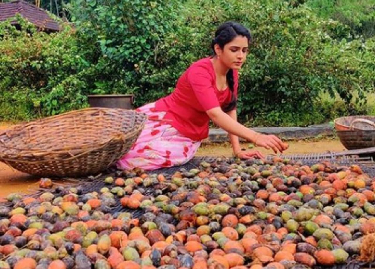 <p>ಸರಸು ಧಾರವಾಹಿಯ ಮೂಲಕ ಹಳ್ಳಿ ಹುಡುಗಿ ಪಾತ್ರದಲ್ಲಿ ವೀಕ್ಷಕರ ಮನಸು ಗೆಲ್ಲುತ್ತಿದ್ದಾರೆ ನಟಿ ಸುಪ್ರಿತಾ ನಾರಾಯಣ್</p>