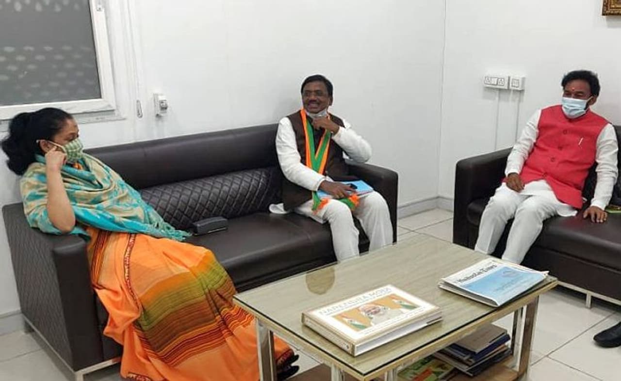 <p>After resigning, Vijayashanti met Union Minister of State for Home G Kishen Reddy and BJP Telangana President Bandi Sanjay Kumar in Delhi.<br /> </p><p>Vijayashanti is expected to meet Union Home Minister Amit Shah before formally joining the BJP around noon tomorrow.</p> <p>After resigning, Vijayashanti met Union Minister of State for Home G Kishen Reddy and BJP Telangana President Bandi Sanjay Kumar in Delhi.<br /> </p><p>Vijayashanti is expected to meet Union Home Minister Amit Shah before formally joining the BJP around noon tomorrow.</p>