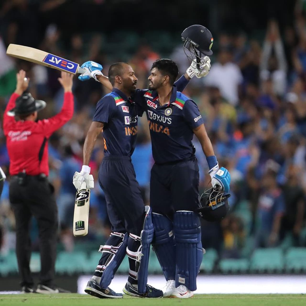 <p>సిడ్నీలో జరిగిన మొదటి వన్డేలో, కాన్బెర్రాలో జరిగిన మూడో వన్డేలో 90, 92 పరుగులతో అదిరిపోయే ఇన్నింగ్స్ ఆడాడు హార్ధిక్ పాండ్యా...</p> <p>సిడ్నీలో జరిగిన మొదటి వన్డేలో, కాన్బెర్రాలో జరిగిన మూడో వన్డేలో 90, 92 పరుగులతో అదిరిపోయే ఇన్నింగ్స్ ఆడాడు హార్ధిక్ పాండ్యా...</p>