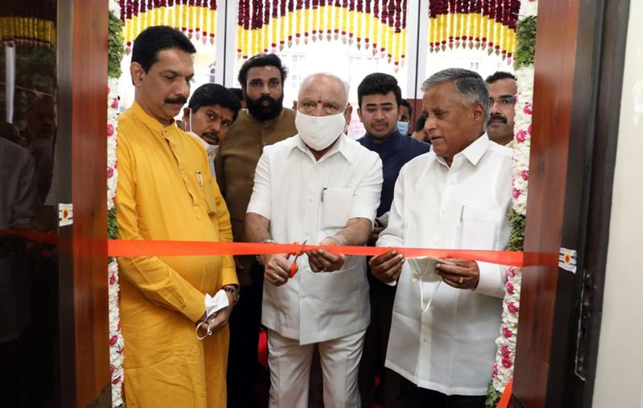 <p>ಸೋಮಣ್ಣ ಅವರು ಪ್ರತಿನಿಧಿಸುವ ಗೋವಿಂದರಾಜನಗರ ವಿಧಾನಸಭಾ ಕ್ಷೇತ್ರದ ಶಾಸಕರ ಕಚೇರಿಯನ್ನು ಭಾನುವಾರ ಉದ್ಘಾಟಿಸಿ ಮಾತನಾಡಿದ ಅವರು, ಸೋಮಣ್ಣ ಅವರು ಏನೇ ಮಾಡಿದರೂ ವಿಶೇಷವಾಗಿ ಮಾಡುತ್ತಾರೆ. ಕ್ಷೇತ್ರದ ಜನರು ಬಂದು ಸಮಸ್ಯೆ ಹೇಳಿಕೊಂಡು ಬಗೆಹರಿಸಿಕೊಳ್ಳಲಿ ಎಂಬ ಆಪೇಕ್ಷೆಯಿಂದ ಈ ಕಚೇರಿ ತೆರೆದಿದ್ದಾರೆ. ಈ ಮೂಲಕ ಮೇಲ್ಪಂಕ್ತಿ ಹಾಕಿದ್ದಾರೆ. ಹೀಗಾಗಿ ರಾಜ್ಯದ ಎಲ್ಲ ಶಾಸಕರು ಹಾಗೂ ಮಂತ್ರಿಗಳು ಇದೇ ಮಾದರಿಯ ಕೆಲಸ ಮಾಡಬೇಕು ಎಂದು ಕರೆ ನೀಡಿದರು.</p> <p>ಸೋಮಣ್ಣ ಅವರು ಪ್ರತಿನಿಧಿಸುವ ಗೋವಿಂದರಾಜನಗರ ವಿಧಾನಸಭಾ ಕ್ಷೇತ್ರದ ಶಾಸಕರ ಕಚೇರಿಯನ್ನು ಭಾನುವಾರ ಉದ್ಘಾಟಿಸಿ ಮಾತನಾಡಿದ ಅವರು, ಸೋಮಣ್ಣ ಅವರು ಏನೇ ಮಾಡಿದರೂ ವಿಶೇಷವಾಗಿ ಮಾಡುತ್ತಾರೆ. ಕ್ಷೇತ್ರದ ಜನರು ಬಂದು ಸಮಸ್ಯೆ ಹೇಳಿಕೊಂಡು ಬಗೆಹರಿಸಿಕೊಳ್ಳಲಿ ಎಂಬ ಆಪೇಕ್ಷೆಯಿಂದ ಈ ಕಚೇರಿ ತೆರೆದಿದ್ದಾರೆ. ಈ ಮೂಲಕ ಮೇಲ್ಪಂಕ್ತಿ ಹಾಕಿದ್ದಾರೆ. ಹೀಗಾಗಿ ರಾಜ್ಯದ ಎಲ್ಲ ಶಾಸಕರು ಹಾಗೂ ಮಂತ್ರಿಗಳು ಇದೇ ಮಾದರಿಯ ಕೆಲಸ ಮಾಡಬೇಕು ಎಂದು ಕರೆ ನೀಡಿದರು.</p>