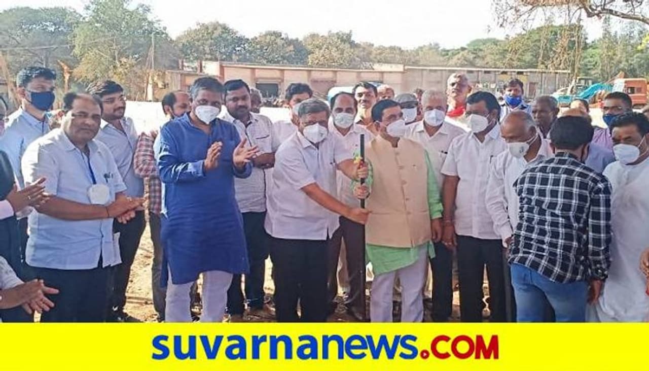 <p>ಭಾನುವಾರ ಉಣಕಲ್‌ ಕೆರೆ ಕೋಡಿ ನಾಲಾ ಪ್ರದೇಶದ ಬಳಿ ಎಚ್‌ಡಿಎಸ್‌ಸಿಎಲ್‌ 8 ಕೋಟಿ ಮೊತ್ತದಲ್ಲಿ 680 ಮೀ. ಗ್ರೀನ್‌ ಮೊಬೈಲಿಟಿ ಕಾರಿಡಾರ್‌, 5 ಕೋಟಿಯಲ್ಲಿ ಈಜುಕೊಳದ ದ್ವಿತೀಯ ಹಂತದ ಕಾಮಗಾರಿ, 92.94 ಕೋಟಿ ವೆಚ್ಚದ ಸ್ಮಾರ್ಟ್‌ ರಸ್ತೆ ನಿರ್ಮಾಣ ಕಾಮಗಾರಿಗಳಿಗೆ ಭೂಮಿಪೂಜೆ ನೆರವೇರಿಸಿ ಮಾತನಾಡಿದ ಪ್ರಹ್ಲಾದ ಜೋಶಿ</p>