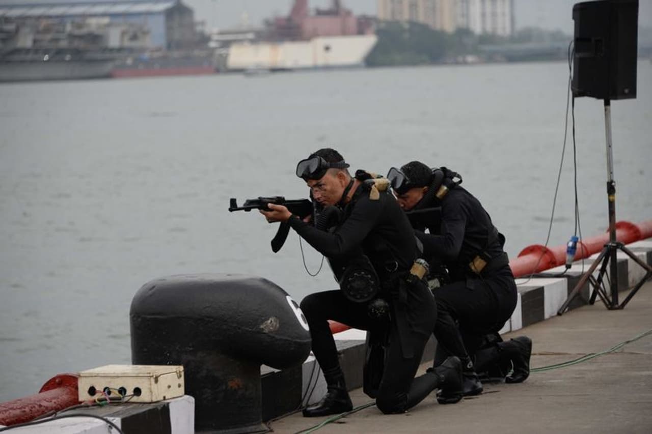 <p>വാട്ടർക്രാഫ്റ്റുകളും മറ്റും ഉപയോഗിച്ച് മാർക്കോസ് ( MARCOS)എന്നറിയപ്പെടുന്ന മറൈൻ കമാൻഡോസ് നടത്തിയ പരിപാടിയോടെയാണ് ചടങ്ങുകള് ആരംഭിച്ചത്. തുടര്ന്ന് പ്രോഗ്രാം ബ്രോഷർ മുഖ്യാതിഥിയ്ക്ക് കൈമാറി. മാർക്കോസിന്റെ രണ്ട് മണിക്കൂർ നീണ്ടുനിന്ന പ്രകടനത്തിൽ വായു, ജലം എന്നിവിടങ്ങളില് മാർക്കോസ് എന്ന മറൈൻ കമാൻഡോസ് നടത്തുന്ന അക്രമണ രീതിയുടെ പ്രദര്ശനവും നടന്നു. </p> <p>വാട്ടർക്രാഫ്റ്റുകളും മറ്റും ഉപയോഗിച്ച് മാർക്കോസ് ( MARCOS)എന്നറിയപ്പെടുന്ന മറൈൻ കമാൻഡോസ് നടത്തിയ പരിപാടിയോടെയാണ് ചടങ്ങുകള് ആരംഭിച്ചത്. തുടര്ന്ന് പ്രോഗ്രാം ബ്രോഷർ മുഖ്യാതിഥിയ്ക്ക് കൈമാറി. മാർക്കോസിന്റെ രണ്ട് മണിക്കൂർ നീണ്ടുനിന്ന പ്രകടനത്തിൽ വായു, ജലം എന്നിവിടങ്ങളില് മാർക്കോസ് എന്ന മറൈൻ കമാൻഡോസ് നടത്തുന്ന അക്രമണ രീതിയുടെ പ്രദര്ശനവും നടന്നു. </p>