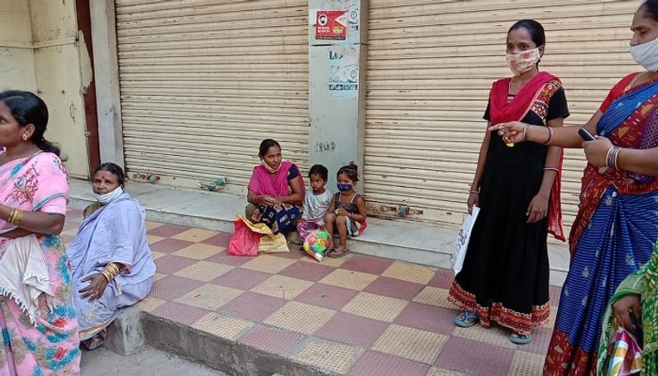 <p>10 వేల రూపాయలు వరద సహాయం ఇంకా ఆన్లైన్ సేవలు ప్రారంభం అవ్వలేదంటూ మీసేవా సెంటర్ల వద్ద బారులు జనం బారులు తీరారు. వరద సాయం ఇస్తానన్న సీఎం కేసీఆర్ ఇచ్చిన మాట నిలబెట్టుకోవాలని డిమాండ్ చేస్తున్నారు.</p> <p>10 వేల రూపాయలు వరద సహాయం ఇంకా ఆన్లైన్ సేవలు ప్రారంభం అవ్వలేదంటూ మీసేవా సెంటర్ల వద్ద బారులు జనం బారులు తీరారు. వరద సాయం ఇస్తానన్న సీఎం కేసీఆర్ ఇచ్చిన మాట నిలబెట్టుకోవాలని డిమాండ్ చేస్తున్నారు.</p>