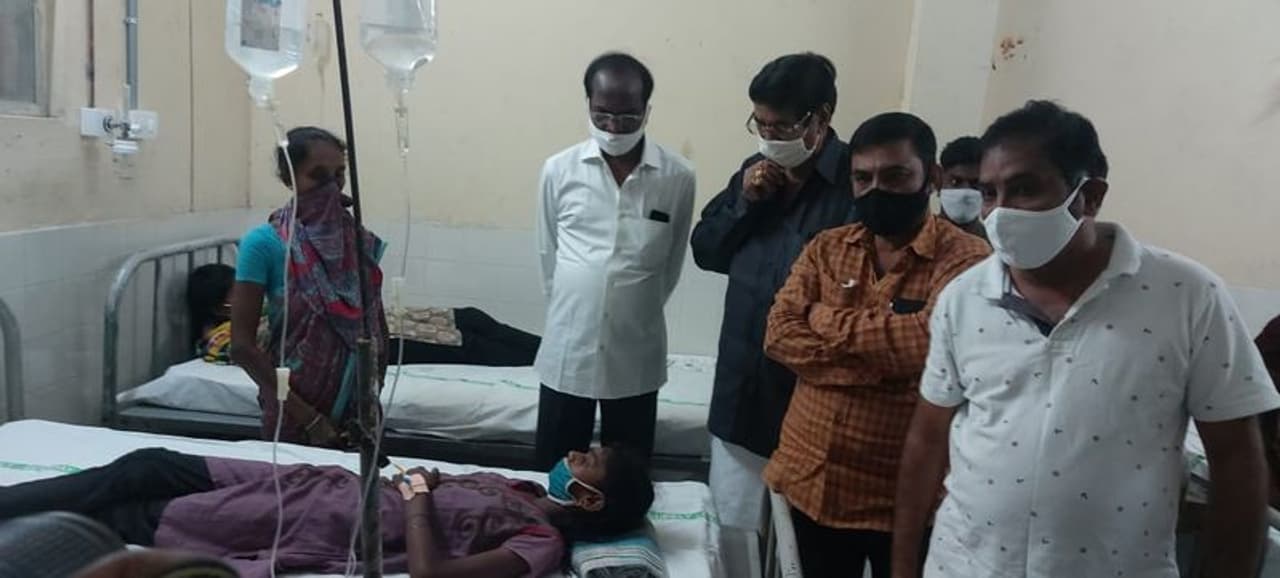 <p>ഏലൂരുവില് ആളുകൾ കൂട്ടത്തോടെ തളർന്ന് വീണതിനെ തുടര്ന്നാണ് സംഭവം പുറത്തറിഞ്ഞത്. കഴിഞ്ഞ ദിവസമാണ് ആന്ധ്ര പ്രദേശിലെ വെസ്റ്റ് ഗോദാവരി ജില്ലയിലെ ഏലൂരു മേഖലയിൽ ആളുകൾക്ക് കൂട്ടത്തോടെ അസ്വസ്ഥത അനുഭവപ്പെടാൻ തുടങ്ങിയത്. </p> <p>ഏലൂരുവില് ആളുകൾ കൂട്ടത്തോടെ തളർന്ന് വീണതിനെ തുടര്ന്നാണ് സംഭവം പുറത്തറിഞ്ഞത്. കഴിഞ്ഞ ദിവസമാണ് ആന്ധ്ര പ്രദേശിലെ വെസ്റ്റ് ഗോദാവരി ജില്ലയിലെ ഏലൂരു മേഖലയിൽ ആളുകൾക്ക് കൂട്ടത്തോടെ അസ്വസ്ഥത അനുഭവപ്പെടാൻ തുടങ്ങിയത്. </p>