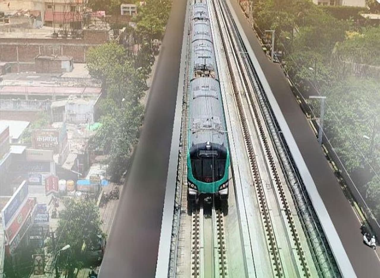 <p>* The Agra Metro project comprises 2 corridors with a total length of 29.4 km and connects major tourist attractions like Taj Mahal, Agra Fort, Sikandra with railway stations and bus stands.&nbsp;</p><p>* The project will benefit the 26 lakh population of the city of Agra and will also cater to more than 60 lakh tourists who visit Agra every year.&nbsp;</p>
