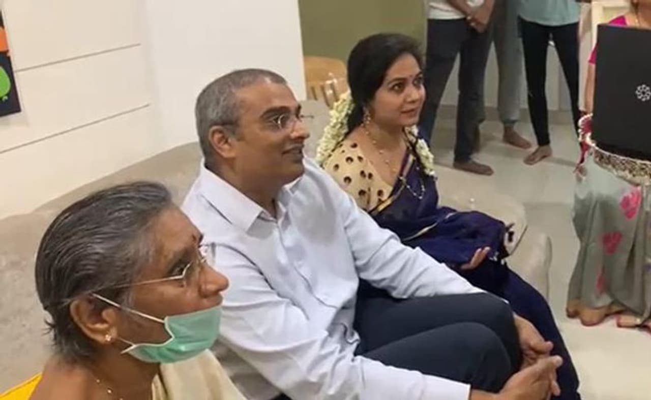 <p style="text align: justify;">హఠాత్తుగా నేడు సునీత ఓ వ్యక్తితో నిశ్చితార్ధం జరుపుకొని ఫ్యాన్స్ కి షాక్ ఇచ్చారు. ప్రస్తుతం సునీత ఎంగేజ్మెంట్ ఫోటోలు సోషల్ మీడియాలో వైరల్ అవుతున్నాయి. అలాగే సునీతను వివాహం చేసుకోబోయే ఈ వ్యక్తి ఎవరనే ఆతృత కూడా అందరిలో మొదలైంది. </p> <p style="text align: justify;">హఠాత్తుగా నేడు సునీత ఓ వ్యక్తితో నిశ్చితార్ధం జరుపుకొని ఫ్యాన్స్ కి షాక్ ఇచ్చారు. ప్రస్తుతం సునీత ఎంగేజ్మెంట్ ఫోటోలు సోషల్ మీడియాలో వైరల్ అవుతున్నాయి. అలాగే సునీతను వివాహం చేసుకోబోయే ఈ వ్యక్తి ఎవరనే ఆతృత కూడా అందరిలో మొదలైంది. </p>