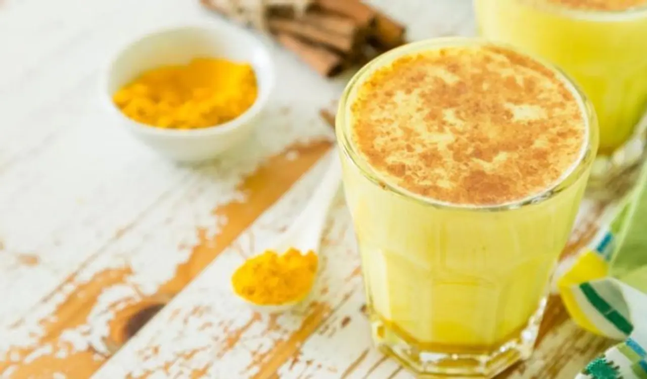 <p>చాలా తక్కువ పదార్ధాలతో, అతి తక్కువ సమయంలో తయారు చేసే హెల్తీ డ్రింక్ గోల్డెన్ మిల్క్. దీన్నే హల్ది వాలా దూధ్ అని కూడా పిలుస్తారు. సింపుల్ గా ఉండే ఈ రెసిపీ రోగనిరోధక శక్తిని పెంచుతుంది. </p> <p>చాలా తక్కువ పదార్ధాలతో, అతి తక్కువ సమయంలో తయారు చేసే హెల్తీ డ్రింక్ గోల్డెన్ మిల్క్. దీన్నే హల్ది వాలా దూధ్ అని కూడా పిలుస్తారు. సింపుల్ గా ఉండే ఈ రెసిపీ రోగనిరోధక శక్తిని పెంచుతుంది. </p>