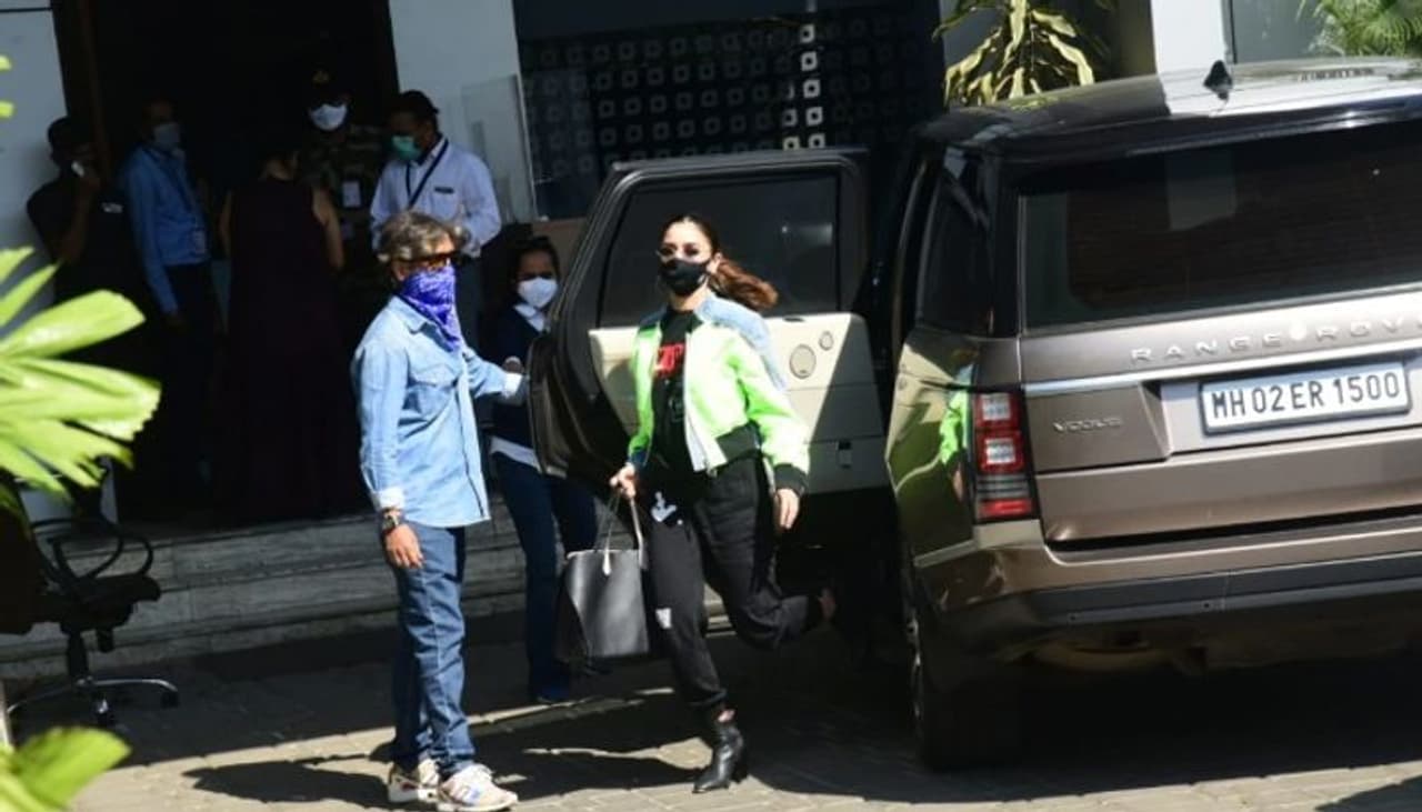 <p>ചിത്രത്തിലൂടെ തെലുങ്കില്‍ അരങ്ങേറ്റം കുറിക്കാനൊരുങ്ങുന്ന ആലിയാ ഭട്ട് ഹൈദരാബാദിലെ ലൊക്കേഷനിലാണ് എത്തിയത്. ഹൈദരാബാദിലേക്കുള്ള യാത്രയുടെ ഉള്‍പ്പടെ ചിത്രങ്ങള്‍ ആലിയാ ഭട്ട് സമൂഹമാധ്യമങ്ങളില്‍ പങ്കുവെച്ചിരുന്നു.&nbsp;ചിത്രത്തിൽ സീത എന്ന കഥാപാത്രത്തിനെയാണ് ആലിയ അവതരിപ്പിക്കുന്നത്.</p>