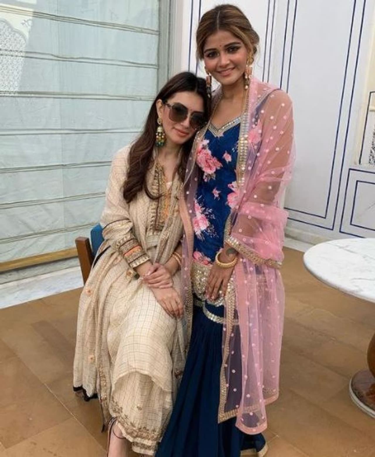 <p>தென்னிந்திய திரையுலகின் முன்னணி நடிகைகளில் ஒருவரான ஹன்சிகா மோத்வானி. அவரது கொழு, கொழு அழகை பார்த்து அவரை குட்டி குஷ்பூ என ரசிகர்கள் செல்லமாக அழைத்தனர்.</p> <p>தென்னிந்திய திரையுலகின் முன்னணி நடிகைகளில் ஒருவரான ஹன்சிகா மோத்வானி. அவரது கொழு, கொழு அழகை பார்த்து அவரை குட்டி குஷ்பூ என ரசிகர்கள் செல்லமாக அழைத்தனர்.</p>