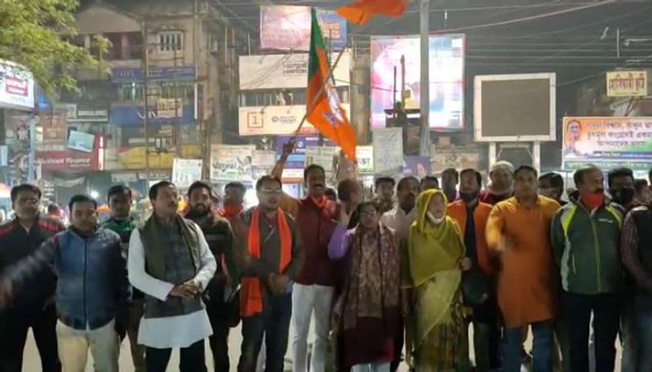 <p>2021ರಲ್ಲಿ ನಡೆಯಲಿರುವ ಪಶ್ಚಿಮ ಬಂಗಾಳ ವಿಧಾನ ಸಭಾ ಚುನಾವಣೆಗೆ ಬಿಜೆಪಿ ಸೇರಿದಂತೆ ಎಲ್ಲಾ ಪಕ್ಷಗಳು ತಯಾರಿ ಆರಂಭಿಸಿದೆ. ರ್ಯಾಲಿ, ಬಿಜೆಪಿ ಕಾರ್ಯಕರ್ತರ ಮೇಲೆ ದಾಳಿ ಸೇರಿದಂತೆ ಹಲವು ಕಾರಣಗಳಿಂದ ಬಂಗಾಳದಲ್ಲಿ ಬಿಜೆಪಿ ಹೊಸ ಅಲೆ ಶುರುಮಾಡಿದೆ.</p>