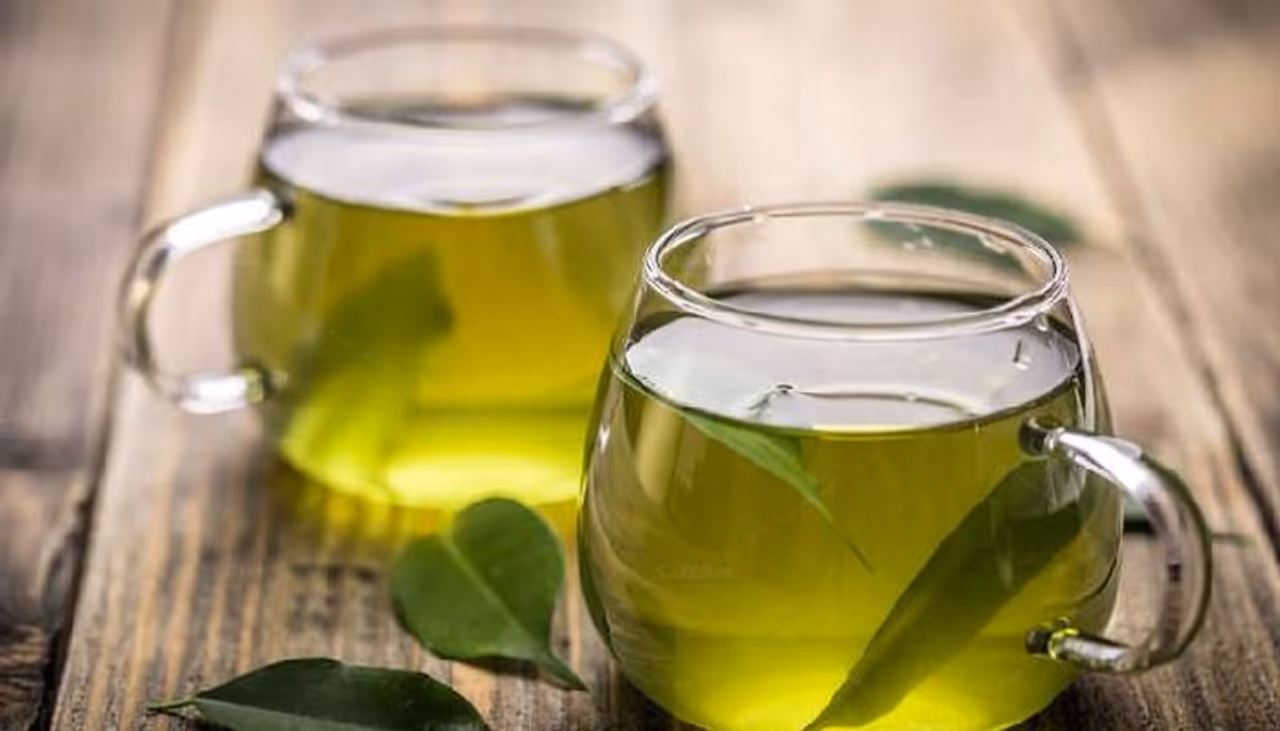 <p><strong>ഒന്ന്...</strong></p><p> </p><p>ഗ്രീന് ടീ ആണ് ആദ്യമായി ഈ പട്ടികയില് ഉള്പ്പെടുന്നത്. ആന്റി ഓക്സിഡന്റുകള് ധാരാളം അടങ്ങിയ ഇവയ്ക്ക് കൊഴുപ്പ് എരിച്ചു കളയുവാനുള്ള കഴിവുണ്ട്. അതിനാല് ദിവസവും ഗ്രീന് ടീ കുടിക്കാം. </p> <p><strong>ഒന്ന്...</strong></p><p> </p><p>ഗ്രീന് ടീ ആണ് ആദ്യമായി ഈ പട്ടികയില് ഉള്പ്പെടുന്നത്. ആന്റി ഓക്സിഡന്റുകള് ധാരാളം അടങ്ങിയ ഇവയ്ക്ക് കൊഴുപ്പ് എരിച്ചു കളയുവാനുള്ള കഴിവുണ്ട്. അതിനാല് ദിവസവും ഗ്രീന് ടീ കുടിക്കാം. </p>