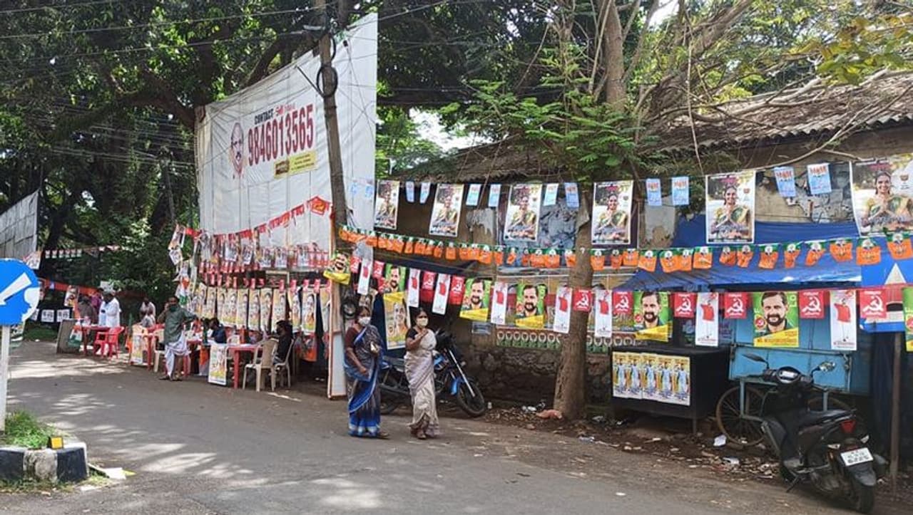 <p>രണ്ടാം ഘട്ട വോട്ടെടുപ്പിനുള്ള പരസ്യ പ്രചാരണം ഇന്ന് അവസാനിക്കും. എറണാകുളം, കോട്ടയം, തൃശ്ശൂര്‍, പാലക്കാട്, വയനാട് ജില്ലകളാണ് മറ്റന്നാൾ ബൂത്തിലെത്തുന്നത്, കൊവിഡ് നിയന്ത്രണം ഉള്ളതിനാൽ കൊട്ടിക്കലാശം ഉണ്ടാവില്ല. പകരം രാവിലെ മുതൽ വാർഡ് കേന്ദ്രങ്ങളിൽ സ്ഥാനാർഥികൾ റോഡ് ഷോ നടത്തും. പ്രമുഖ നേതാക്കൾ കഴിഞ്ഞ ദിവസങ്ങളിൽ ജില്ലയിൽ പ്രചാരണത്തിന് എത്തിയിരുന്നു. മൂന്നാം ഘട്ട വോട്ടെടുപ്പ് തിങ്കളാഴ്ചയാണ്.</p>