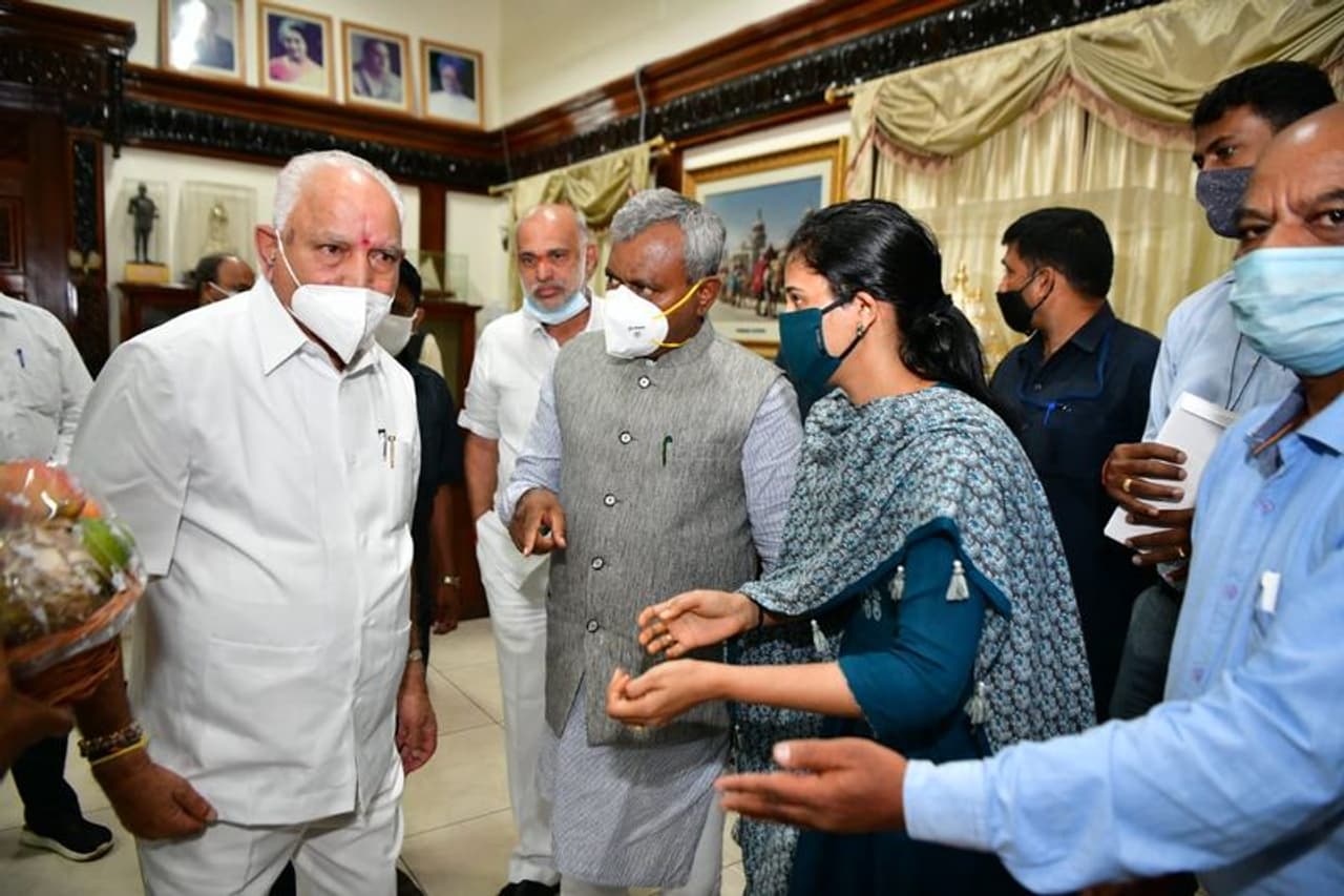 <p>ಇಂದು ವಿಧಾನಸೌಧದಲ್ಲಿ ಸಿಎಂ ರನ್ನು ಆಹ್ವಾನಿಸಿದ ಮೈಸೂರು ಜಿಲ್ಲಾ ಉಸ್ತುವಾರಿ ಸಚಿವ ಎಸ್ ಟಿ ಸೋಮಶೇಖರ್..</p>