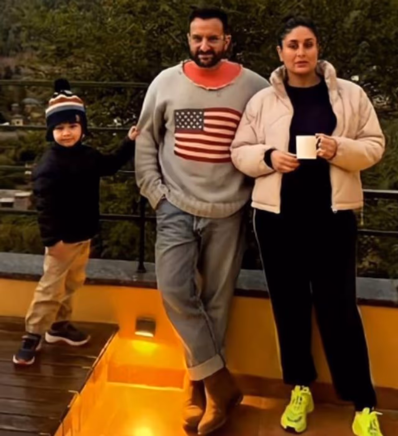 <p>ಬಾಲಿವುಡ್ ನಟಿ ಕರೀನಾ ಕಪೂರ್ ಫ್ಯಾಮಿಲಿ ಮುಂಬೈಗೆ ಬರೋ ಮುನ್ನ ಪಾಲಂಪುರ ಹಳ್ಳಿಗೆ ಹೋಗಿದ್ದಾರೆ.</p> <p>ಬಾಲಿವುಡ್ ನಟಿ ಕರೀನಾ ಕಪೂರ್ ಫ್ಯಾಮಿಲಿ ಮುಂಬೈಗೆ ಬರೋ ಮುನ್ನ ಪಾಲಂಪುರ ಹಳ್ಳಿಗೆ ಹೋಗಿದ್ದಾರೆ.</p>