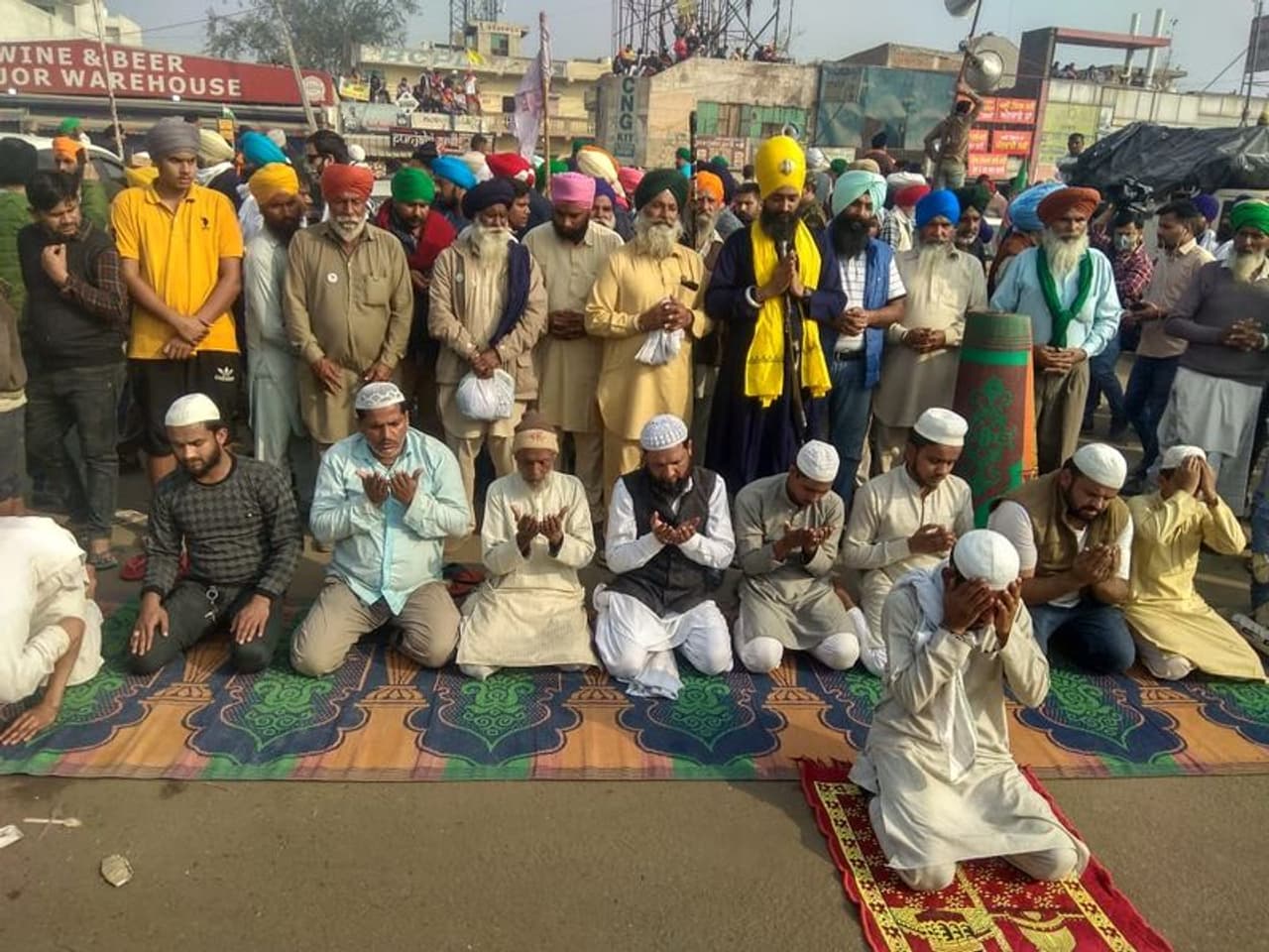 <p>അടുത്ത കാലത്തായി ഇന്ത്യ കണ്ട കര്‍ഷകരുടെ മുംബൈ ലോംഗ് മാര്‍ച്ചിലും കൊവിഡ് രോഗാണുബാധയേ തുടര്‍ന്ന് കേന്ദ്രസര്‍ക്കാര്‍ പ്രഖ്യാപിച്ച ലോക്ഡൌണിനിടെ ഇന്ത്യയിലെ ലക്ഷക്കണക്കിന് തൊഴിലാളികള്‍ കാല്‍നടയായി തങ്ങളുടെ ഗ്രാമങ്ങളിലേക്ക് നടന്നപ്പോഴും ഈ കരുതല്‍ ഇന്ത്യ കണ്ടതാണ്.</p>