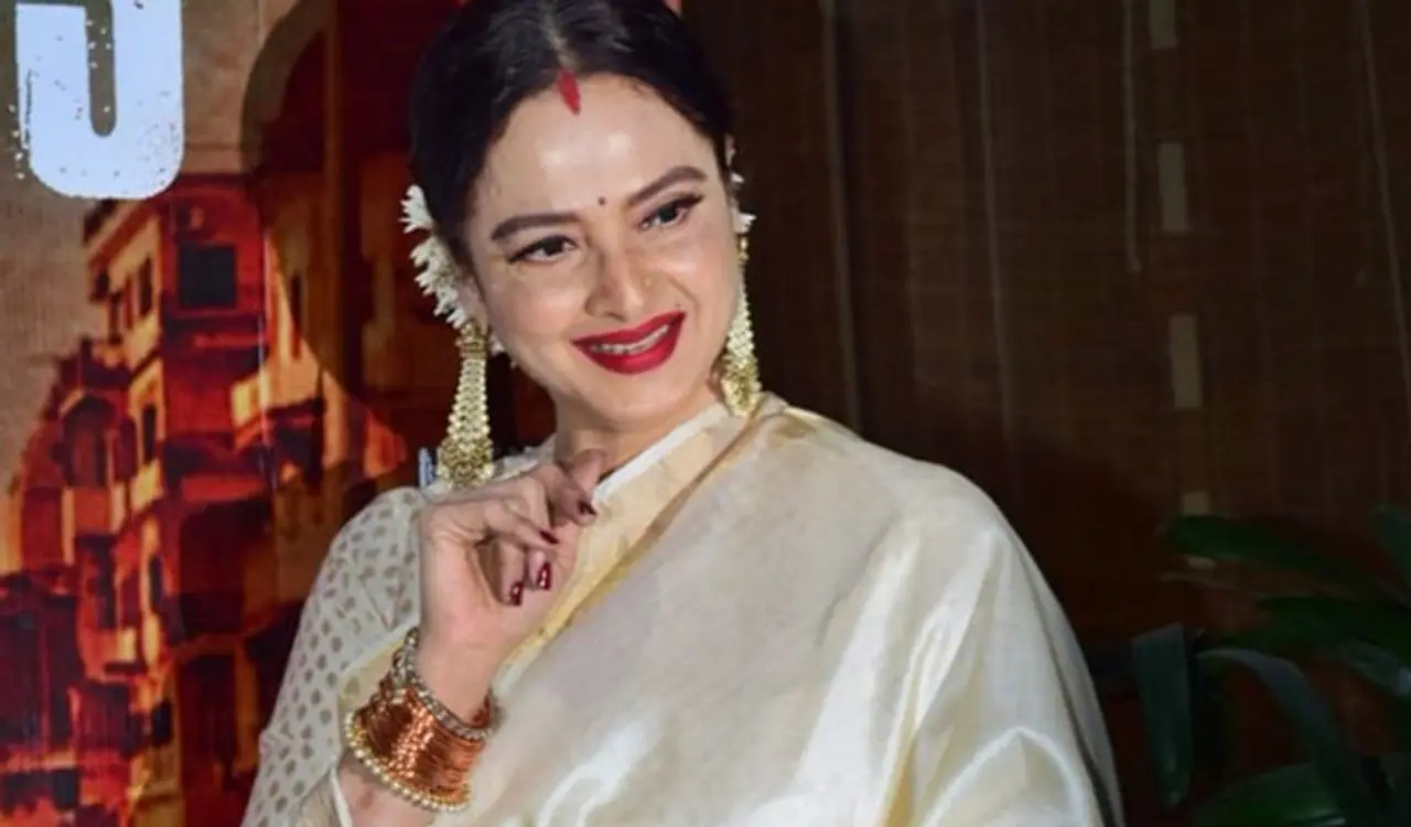 <p>ಲೇಡಿ ಸೂಪರ್ಸ್ಟಾರ್ ರೇಖಾ ಭಾರತೀಯ ಚಿತ್ರರಂಗದ ಅತ್ಯಂತ ಸುಂದರ ಮತ್ತು ಮನಮೋಹಕ ನಟಿಯರಲ್ಲಿ ಒಬ್ಬರು. ಅವರ ವೃತ್ತಿಜೀವನ ಜೊತೆ ವೈಯಕ್ತಿಕ ಜೀವನವೂ ಇಂಟರೆಸ್ಟಿಂಗ್.</p> <p>ಲೇಡಿ ಸೂಪರ್ಸ್ಟಾರ್ ರೇಖಾ ಭಾರತೀಯ ಚಿತ್ರರಂಗದ ಅತ್ಯಂತ ಸುಂದರ ಮತ್ತು ಮನಮೋಹಕ ನಟಿಯರಲ್ಲಿ ಒಬ್ಬರು. ಅವರ ವೃತ್ತಿಜೀವನ ಜೊತೆ ವೈಯಕ್ತಿಕ ಜೀವನವೂ ಇಂಟರೆಸ್ಟಿಂಗ್.</p>