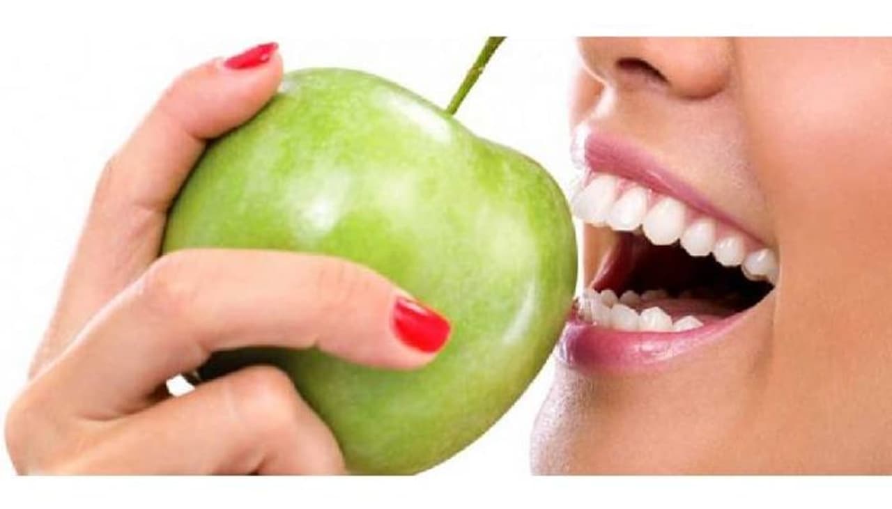 <p><strong>ഒന്ന്...</strong></p><p> </p><p>ആപ്പിളാണ് ഈ പട്ടികയിലെ ഒന്നാമന്. ആപ്പിളില് അടങ്ങിയിരിക്കുന്ന ചില ഘടകങ്ങള് പല്ലുകൾ വൃത്തിയാക്കുകയും കറ നീക്കം ചെയ്യാൻ സഹായിക്കുകയും ചെയ്യുമെന്ന് ഗ്രെനഡ സർവകലാശാല നടത്തിയ പഠനത്തില് പറയുന്നു. </p> <p><strong>ഒന്ന്...</strong></p><p> </p><p>ആപ്പിളാണ് ഈ പട്ടികയിലെ ഒന്നാമന്. ആപ്പിളില് അടങ്ങിയിരിക്കുന്ന ചില ഘടകങ്ങള് പല്ലുകൾ വൃത്തിയാക്കുകയും കറ നീക്കം ചെയ്യാൻ സഹായിക്കുകയും ചെയ്യുമെന്ന് ഗ്രെനഡ സർവകലാശാല നടത്തിയ പഠനത്തില് പറയുന്നു. </p>