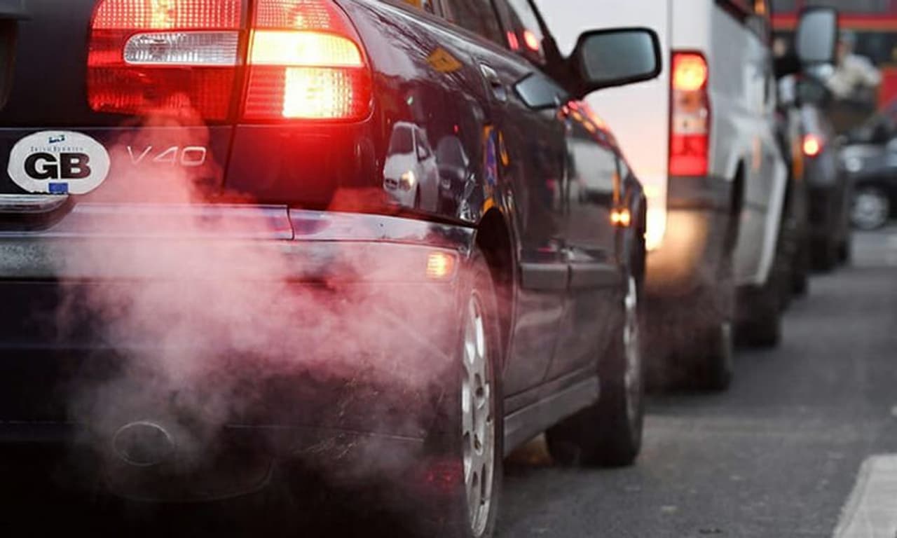 <p>ഓടിച്ചു തുടങ്ങുന്നതിനു മുമ്പ് വാഹനത്തിന്‍റെ എഞ്ചിന്‍ നന്നായി ചൂടാക്കണമെന്നൊരു മിഥ്യാധാരണ നമ്മളില്‍ മഹാഭൂരിപക്ഷത്തിനുമുണ്ട്. യഥാര്‍ത്ഥത്തില്‍ ഇത് കാര്‍ബ്യുറേറ്റര്‍ എഞ്ചിനുകളുടെ കാലത്തെ സങ്കല്‍പമാണ്.&nbsp;</p>