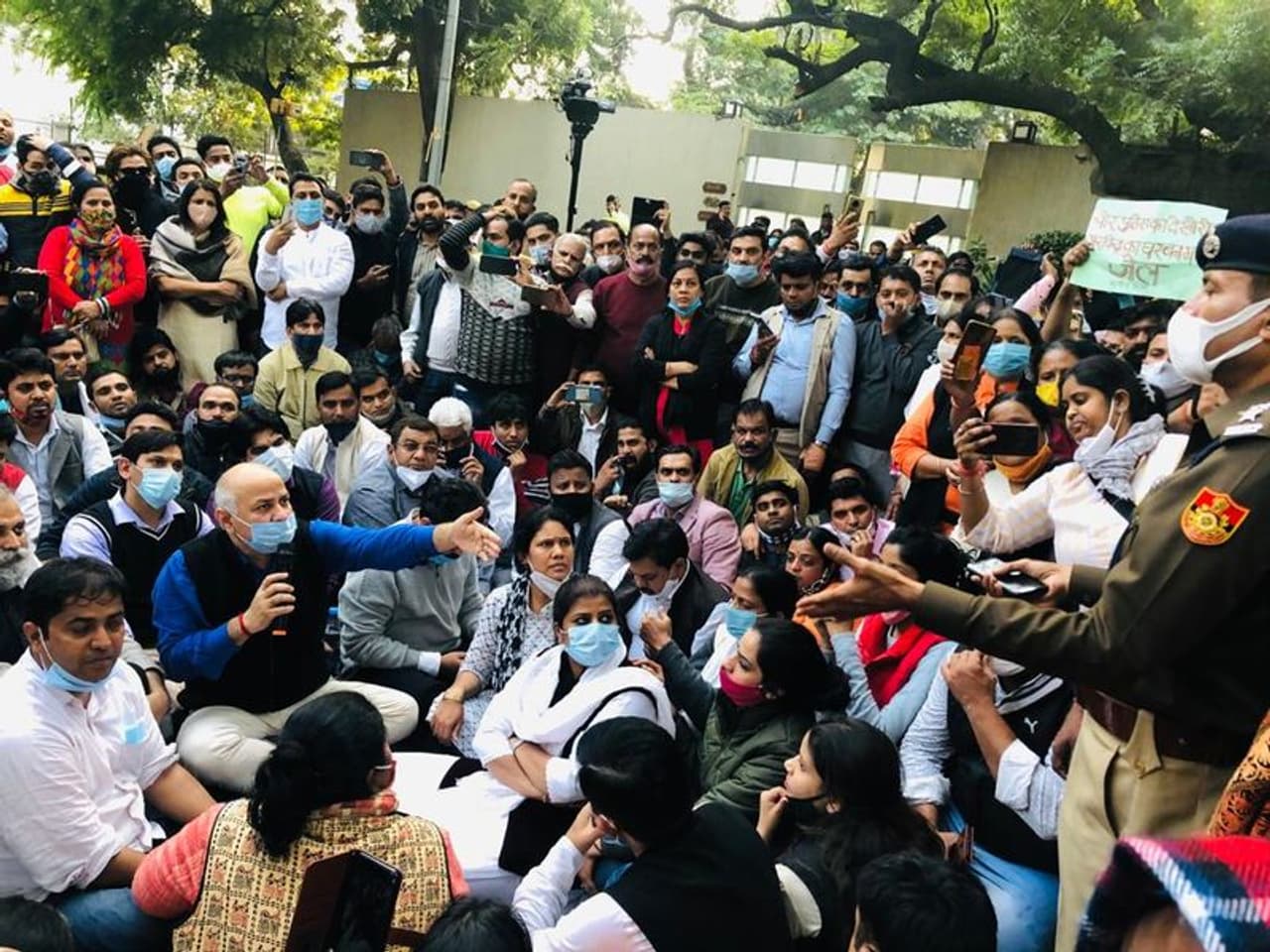 <p>ഇന്നലെ കർഷക സമര നേതാക്കളെ കാണാൻ പോയി തിരികെ എത്തിയ കെജ്രിവാളിനെയും വീട്ടിലുള്ളവരെയും പുറത്തേക്ക് പോകാനോ, വീട്ടിലേക്ക് ആരെയെങ്കിലും കടത്തിവിടാനോ ദില്ലി പൊലീസ് അനുവദിക്കുന്നില്ലെന്ന ആദ്യം ആരോപിച്ചത് എഎപിയാണ്. എന്നാൽ ഈ ആരോപണം ദില്ലി പൊലീസ് നിഷേധിച്ചു. </p> <p>ഇന്നലെ കർഷക സമര നേതാക്കളെ കാണാൻ പോയി തിരികെ എത്തിയ കെജ്രിവാളിനെയും വീട്ടിലുള്ളവരെയും പുറത്തേക്ക് പോകാനോ, വീട്ടിലേക്ക് ആരെയെങ്കിലും കടത്തിവിടാനോ ദില്ലി പൊലീസ് അനുവദിക്കുന്നില്ലെന്ന ആദ്യം ആരോപിച്ചത് എഎപിയാണ്. എന്നാൽ ഈ ആരോപണം ദില്ലി പൊലീസ് നിഷേധിച്ചു. </p>