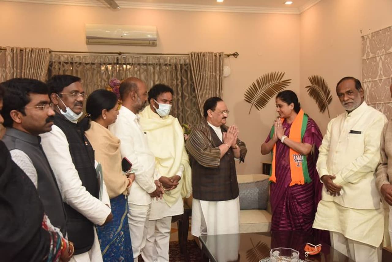 <p>ನವದೆಹಲಿ: ಖ್ಯಾತ ತೆಲುಗು ನಟಿ ವಿಜಯಶಾಂತಿ ಸೋಮವಾರ ಬಿಜೆಪಿ ಪಕ್ಷಕ್ಕೆ ಸೇರ್ಪಡೆಯಾಗಿದ್ದಾರೆ. </p> <p>ನವದೆಹಲಿ: ಖ್ಯಾತ ತೆಲುಗು ನಟಿ ವಿಜಯಶಾಂತಿ ಸೋಮವಾರ ಬಿಜೆಪಿ ಪಕ್ಷಕ್ಕೆ ಸೇರ್ಪಡೆಯಾಗಿದ್ದಾರೆ. </p>