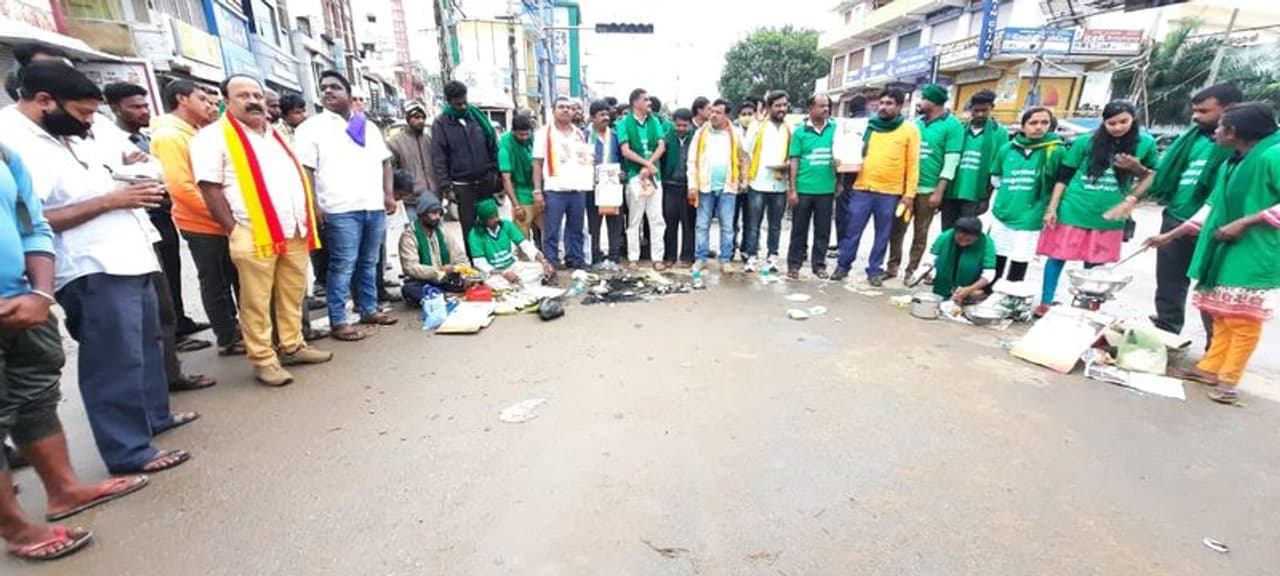 <p>ಕೇಂದ್ರ ಸರ್ಕಾರದ ನೂತನ ಕೃಷಿ ಕಾನೂನುಗಳನ್ನು ವಿರೋಧಿಸಿ ರೈತ ಸಂಘಟನೆಗಳು ಕರೆ ನೀಡಿರುವ ಇಂದಿನ ಭಾರತ ಬಂದ್ ಗೆ ರಾಜ್ಯದ ಕೆಲ ಜಿಲ್ಲೆಗಳನ್ನ ಹೊರತುಪಡಿಸಿ ಉಳಿದ ಕಡೆಗಳಲ್ಲಿ ಉತ್ತಮ ಪ್ರತಿಕ್ರಿಯೆ ವ್ಯಕ್ತವಾಗಿದೆ.</p> <p>ಕೇಂದ್ರ ಸರ್ಕಾರದ ನೂತನ ಕೃಷಿ ಕಾನೂನುಗಳನ್ನು ವಿರೋಧಿಸಿ ರೈತ ಸಂಘಟನೆಗಳು ಕರೆ ನೀಡಿರುವ ಇಂದಿನ ಭಾರತ ಬಂದ್ ಗೆ ರಾಜ್ಯದ ಕೆಲ ಜಿಲ್ಲೆಗಳನ್ನ ಹೊರತುಪಡಿಸಿ ಉಳಿದ ಕಡೆಗಳಲ್ಲಿ ಉತ್ತಮ ಪ್ರತಿಕ್ರಿಯೆ ವ್ಯಕ್ತವಾಗಿದೆ.</p>