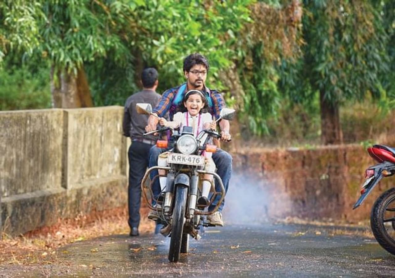 <p>அட்லி விஜய் கூட்டணியில் வெளியாகி சூப்பர் டூப்பர் ஹிட்டடித்த திரைப்படம் தெறி. வசூல் மற்றும் விமர்சன ரீதியாக இந்த படம் வேற லெவலுக்கு ஹிட்டடித்தது. </p> <p>அட்லி விஜய் கூட்டணியில் வெளியாகி சூப்பர் டூப்பர் ஹிட்டடித்த திரைப்படம் தெறி. வசூல் மற்றும் விமர்சன ரீதியாக இந்த படம் வேற லெவலுக்கு ஹிட்டடித்தது. </p>