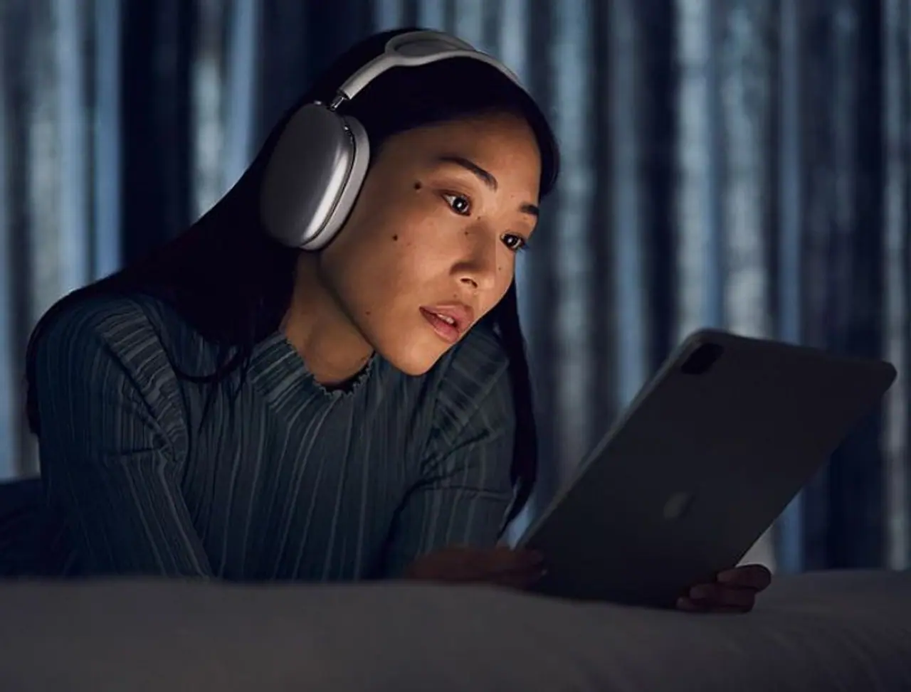 <p>Spoiler first: Apple's new offering is priced at $549 in the US and a whopping Rs 59,900 in India. And before you go in to place your order on Apple.com or on the Apple play store, we advise you to read on.<br /> </p><p>AirPods Max requires Apple devices running iOS 14.3 or later, iPadOS 14.3 or later, macOS Big Sur 11.1 or later, watchOS 7.2 or later, or tvOS 14.3 or later.</p> <p>Spoiler first: Apple's new offering is priced at $549 in the US and a whopping Rs 59,900 in India. And before you go in to place your order on Apple.com or on the Apple play store, we advise you to read on.<br /> </p><p>AirPods Max requires Apple devices running iOS 14.3 or later, iPadOS 14.3 or later, macOS Big Sur 11.1 or later, watchOS 7.2 or later, or tvOS 14.3 or later.</p>