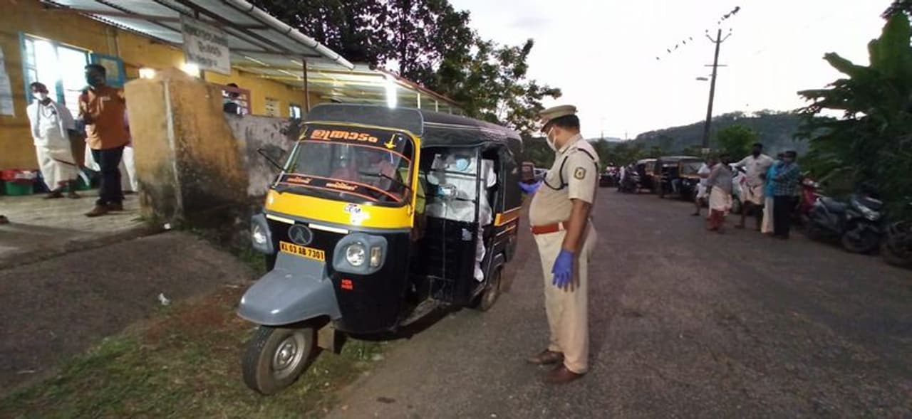 <p>ഈക്കൊറോണക്കാലത്തും തദ്ദേശ സ്ഥാപനങ്ങളിലേക്ക് നടന്ന ആദ്യഘട്ട തെരഞ്ഞെടുപ്പ് നല്ല രീതിയിൽ നടന്നെന്ന് സംസ്ഥാന തെരഞ്ഞെടുപ്പ് കമ്മീഷൻ വി ഭാസ്കരൻ മാധ്യമങ്ങളോട് സംസാരിക്കവേ പറഞ്ഞു. </p> <p>ഈക്കൊറോണക്കാലത്തും തദ്ദേശ സ്ഥാപനങ്ങളിലേക്ക് നടന്ന ആദ്യഘട്ട തെരഞ്ഞെടുപ്പ് നല്ല രീതിയിൽ നടന്നെന്ന് സംസ്ഥാന തെരഞ്ഞെടുപ്പ് കമ്മീഷൻ വി ഭാസ്കരൻ മാധ്യമങ്ങളോട് സംസാരിക്കവേ പറഞ്ഞു. </p>