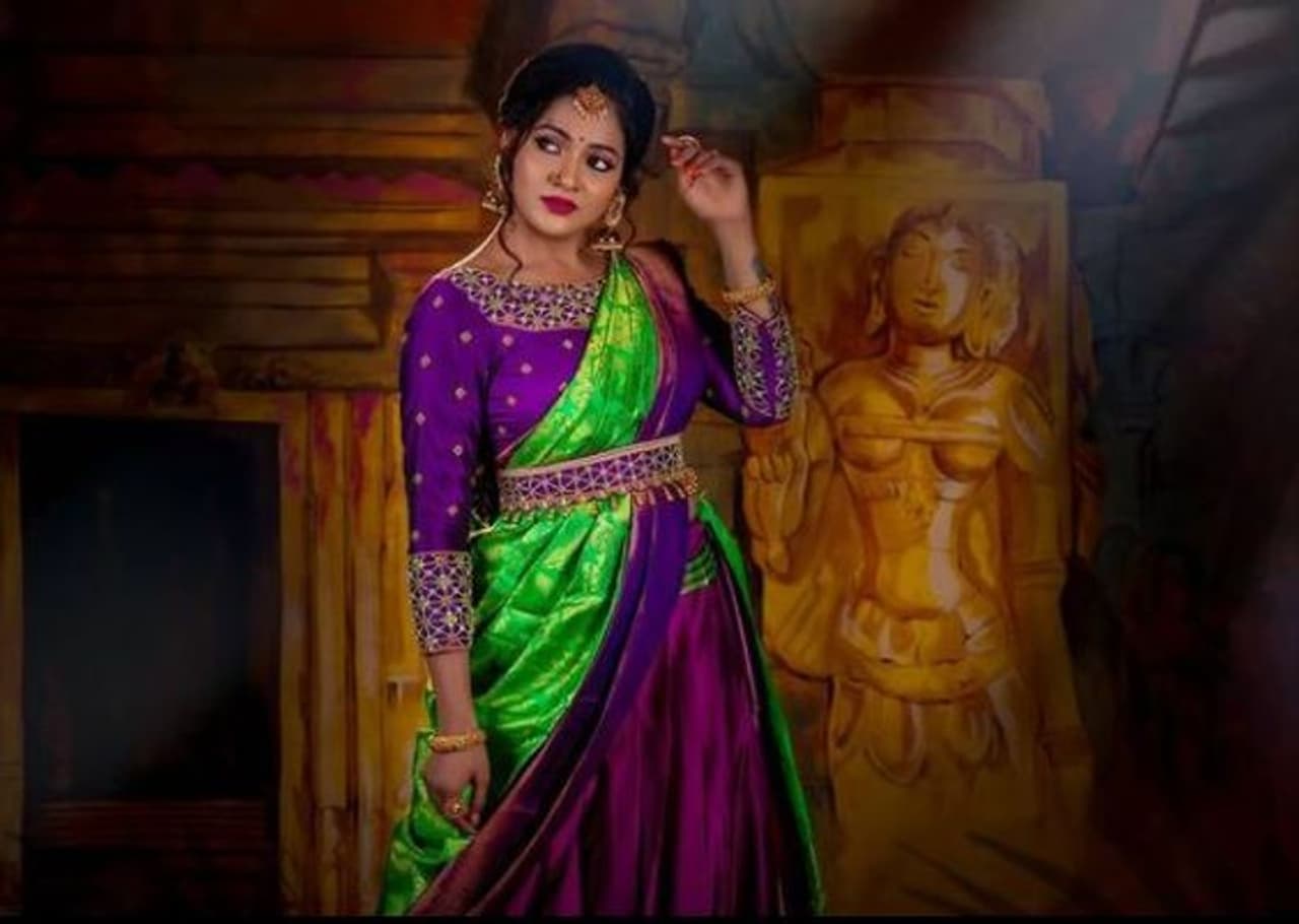 <p>ஒரு நிகழ்ச்சி தொகுப்பாளராக தனது வாழ்க்கையை தொடங்கிய சித்ரா எந்த ஒரு திரையுலக பின்னணியும் இன்றி, பல்வேறு கஷ்டங்களை கடந்து தன்னை ஒரு சீரியல் நடிகையாக நிலைநிறுத்திக்கொண்டவர். ஆரம்பத்தில் சின்னபாப்பா பெரியபாப்பா சீரியலில் காமெடி வேடமே கிடைத்தாலும் அதையும் சவாலாக எடுத்து நடித்தார்.</p> <p>ஒரு நிகழ்ச்சி தொகுப்பாளராக தனது வாழ்க்கையை தொடங்கிய சித்ரா எந்த ஒரு திரையுலக பின்னணியும் இன்றி, பல்வேறு கஷ்டங்களை கடந்து தன்னை ஒரு சீரியல் நடிகையாக நிலைநிறுத்திக்கொண்டவர். ஆரம்பத்தில் சின்னபாப்பா பெரியபாப்பா சீரியலில் காமெடி வேடமே கிடைத்தாலும் அதையும் சவாலாக எடுத்து நடித்தார்.</p>