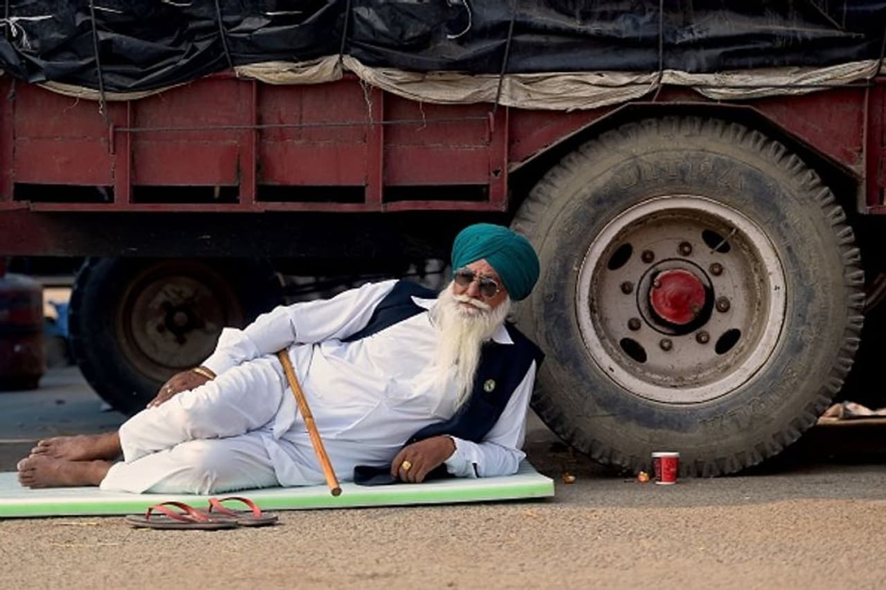 <p>ഇതിനിടെ കർഷക നിയമം പിൻവലിക്കണമെന്ന് ആവശ്യപ്പെട്ട് ദില്ലിയിൽ സമരം ചെയ്യുന്ന കർഷക സംഘടനകളുമായി, ഇന്നലെ നടന്ന ഭാരത് ബന്ദിന് പിന്നാലെ രാത്രി എട്ട് മണിക്ക് കേന്ദ്ര ആഭ്യന്തര മന്ത്രി അമിത് ഷാ നടത്തിയ ചർച്ചയും പരാജയപ്പെട്ടു. എട്ട് മണിക്ക് ആരംഭിച്ച ചര്ച്ച് 11 മണിക്ക് ശേഷമാണ് പിരിഞ്ഞത്. </p> <p>ഇതിനിടെ കർഷക നിയമം പിൻവലിക്കണമെന്ന് ആവശ്യപ്പെട്ട് ദില്ലിയിൽ സമരം ചെയ്യുന്ന കർഷക സംഘടനകളുമായി, ഇന്നലെ നടന്ന ഭാരത് ബന്ദിന് പിന്നാലെ രാത്രി എട്ട് മണിക്ക് കേന്ദ്ര ആഭ്യന്തര മന്ത്രി അമിത് ഷാ നടത്തിയ ചർച്ചയും പരാജയപ്പെട്ടു. എട്ട് മണിക്ക് ആരംഭിച്ച ചര്ച്ച് 11 മണിക്ക് ശേഷമാണ് പിരിഞ്ഞത്. </p>