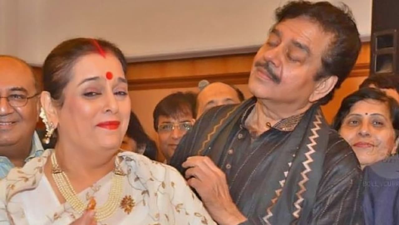 <p> ಶತ್ರುಘನ್ ಸಿನ್ಹಾ ಮತ್ತು ಅವರ ಪತ್ನಿ ಕೆಲವು ವರ್ಷಗಳ ಹಿಂದೆ ಕಪಿಲ್ ಶರ್ಮಾ ಶೋಗೆ ಆಗಮಿಸಿದಾಗ ಅವರ ಮೊದಲ ಭೇಟಿಯ ಕಥೆಯನ್ನು ವಿವರಿಸಿದರು.</p> <p> ಶತ್ರುಘನ್ ಸಿನ್ಹಾ ಮತ್ತು ಅವರ ಪತ್ನಿ ಕೆಲವು ವರ್ಷಗಳ ಹಿಂದೆ ಕಪಿಲ್ ಶರ್ಮಾ ಶೋಗೆ ಆಗಮಿಸಿದಾಗ ಅವರ ಮೊದಲ ಭೇಟಿಯ ಕಥೆಯನ್ನು ವಿವರಿಸಿದರು.</p>