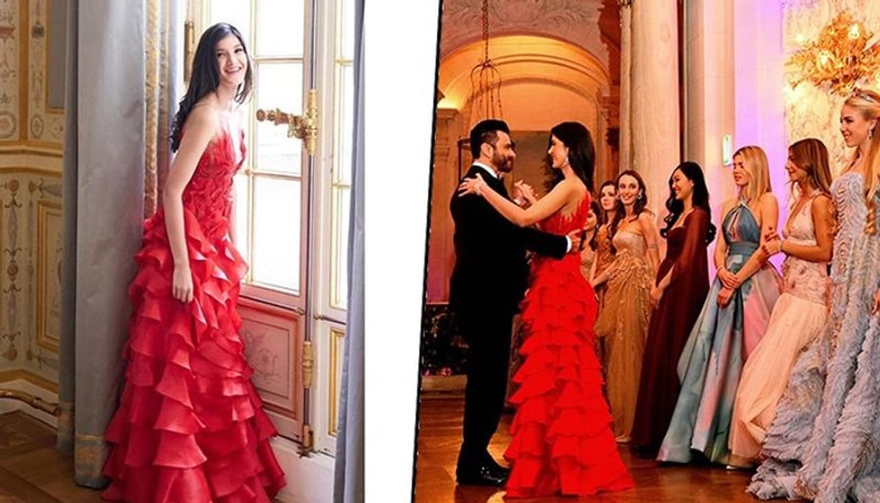 <p style="text align: justify;">The show has eight episodes, and in the first one, Maheep Kapoor and family leaves for Paris to attend Le Bal where Shanaya would be seeing debuting for the first time.</p> <p style="text align: justify;">The show has eight episodes, and in the first one, Maheep Kapoor and family leaves for Paris to attend Le Bal where Shanaya would be seeing debuting for the first time.</p>