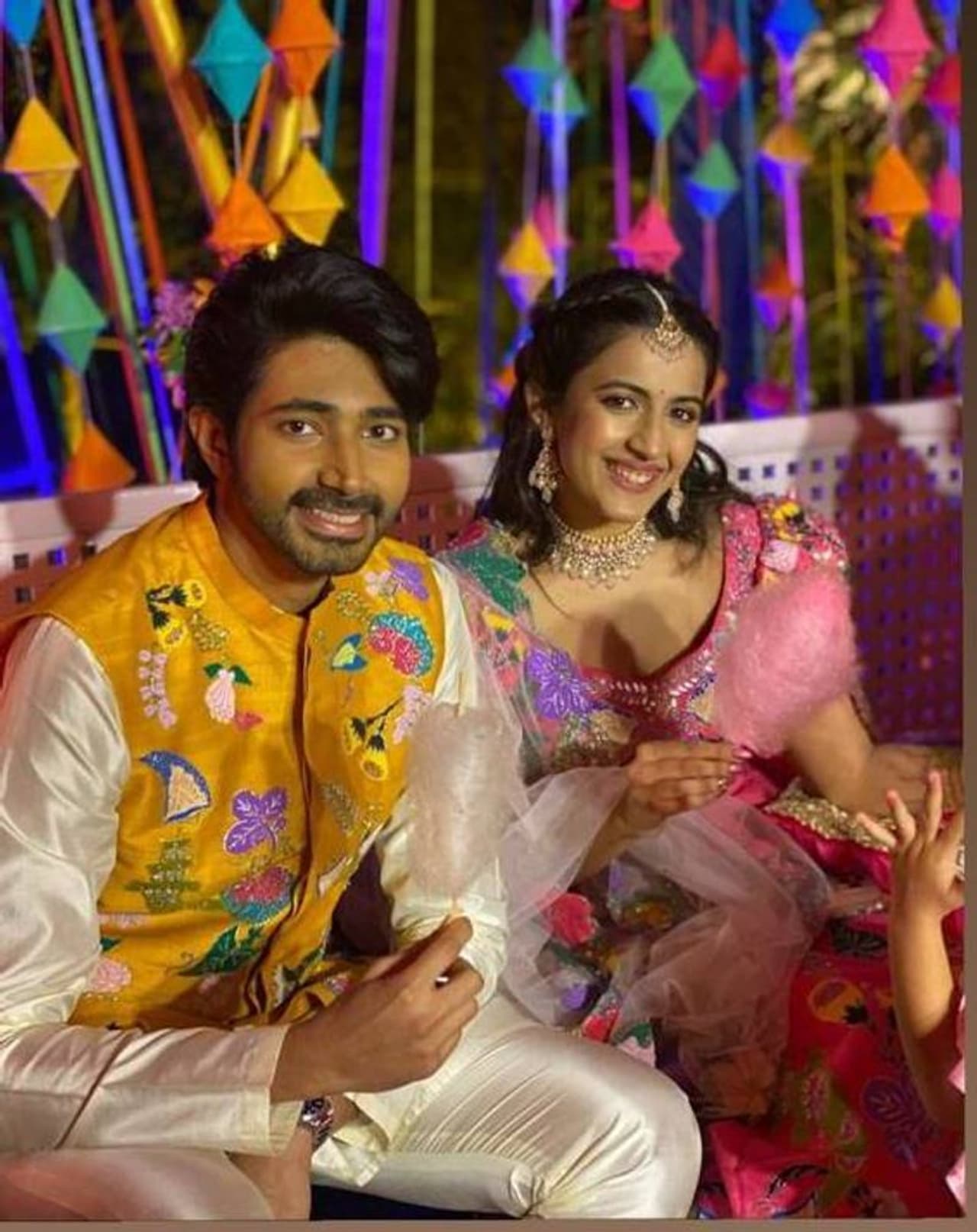 <p>தெலுங்கு சினிமாவில் இளம் நடிகையாக வலம் வந்துகொண்டிருந்த நிஹாரிகா, தமிழில் கூட விஜய் சேதுபதி உடன் “ஒரு நல்ல நாள் பார்த்து சொல்றேன்” படத்தில் நடித்து பிரபலமானவர். </p> <p>தெலுங்கு சினிமாவில் இளம் நடிகையாக வலம் வந்துகொண்டிருந்த நிஹாரிகா, தமிழில் கூட விஜய் சேதுபதி உடன் “ஒரு நல்ல நாள் பார்த்து சொல்றேன்” படத்தில் நடித்து பிரபலமானவர். </p>