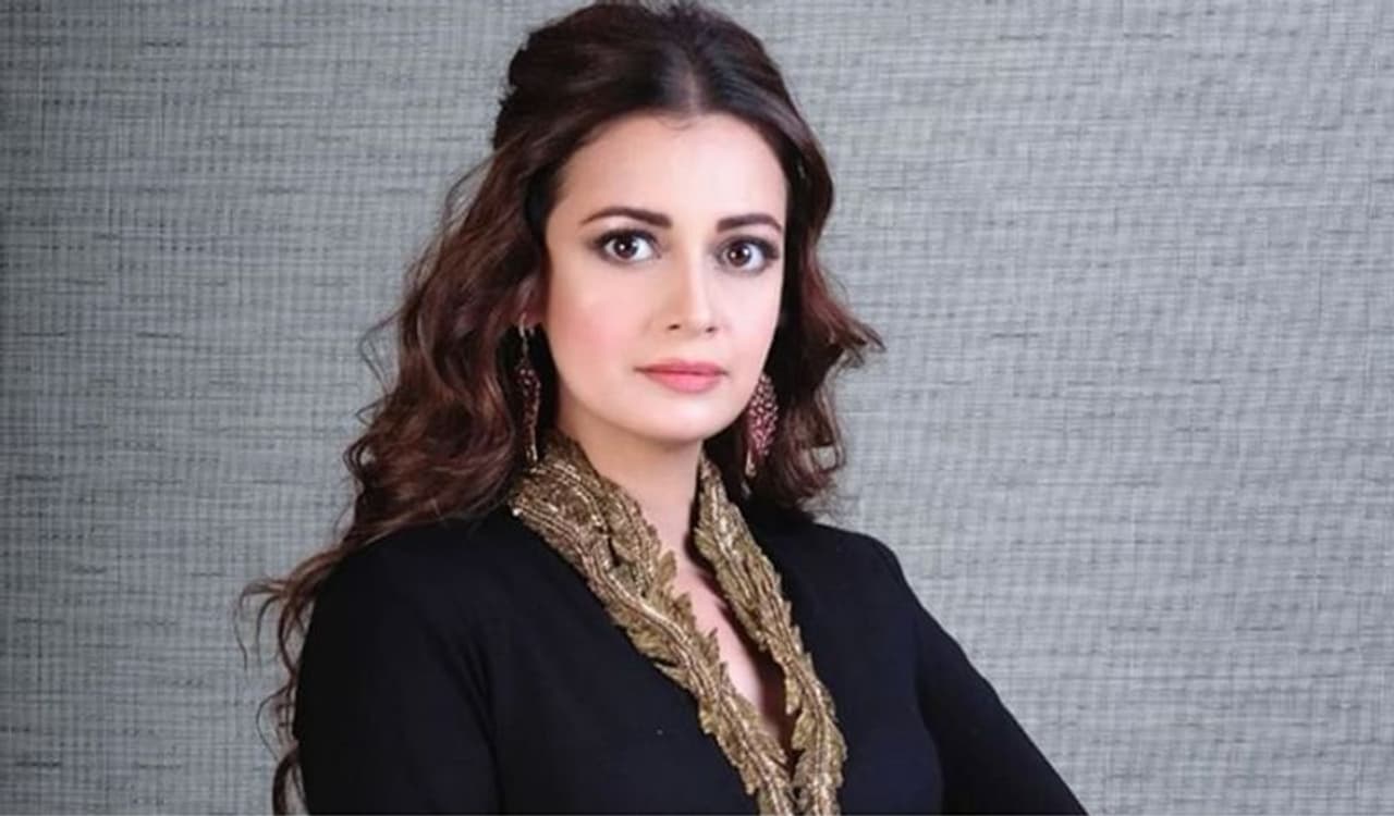 <div style="text align: justify;">యాభై ఏళ్ళు దాటినా ఓ స్టార్ హీరో పక్కన పంతొమ్మిదేళ్ళ యంగ్ హీరోయిన్ నటించడం అనేది నవ్వు తెప్పిస్తుంది అన్నారు. ఏజ్ అయిపోయిన హీరోలు యువకుల పాత్రలు చేయడం ఏమిటని ఆమె ప్రశ్నించారు. పరిశ్రమలో పురుషాధిక్యం వలనే ఇలాంటి పరిస్థితి అని ఆమె అసహనం వ్యక్తం చేశారు.</div> <div style="text align: justify;">యాభై ఏళ్ళు దాటినా ఓ స్టార్ హీరో పక్కన పంతొమ్మిదేళ్ళ యంగ్ హీరోయిన్ నటించడం అనేది నవ్వు తెప్పిస్తుంది అన్నారు. ఏజ్ అయిపోయిన హీరోలు యువకుల పాత్రలు చేయడం ఏమిటని ఆమె ప్రశ్నించారు. పరిశ్రమలో పురుషాధిక్యం వలనే ఇలాంటి పరిస్థితి అని ఆమె అసహనం వ్యక్తం చేశారు.</div>