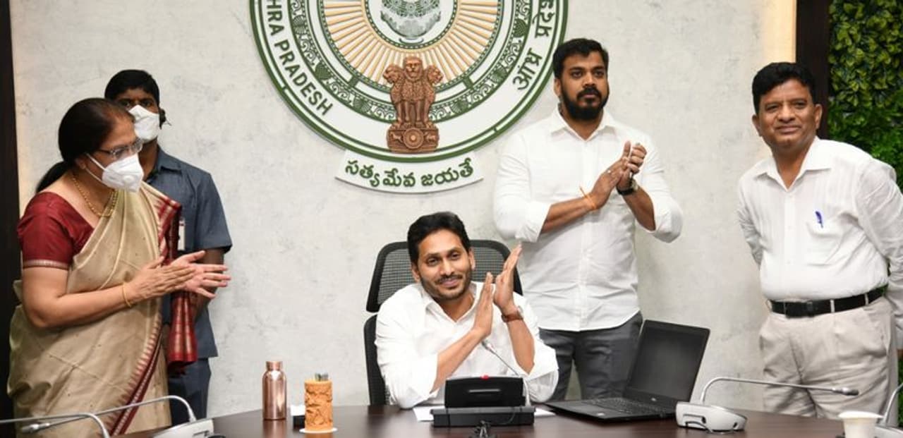 <p>గ్రామ పంచాయితీ ఎన్నికల్లో అధికార వైసీపీ సత్తా చాటింది. ఈ ఎన్నికల్లో టీడీపీ రెండో స్థానానికి పరిమితమైంది. అయితే చాలా చోట్ల ఆ పార్టీ సింగిల్ డిజిట్ కు మాత్రమే పరిమితమైంది. ఆ పార్టీకి కంచుకోటల్లాంటి స్థానాల్లో కూడ టీడీపీ ఘోర పరాజయాన్ని మూట గట్టుకొంది.</p> <p>గ్రామ పంచాయితీ ఎన్నికల్లో అధికార వైసీపీ సత్తా చాటింది. ఈ ఎన్నికల్లో టీడీపీ రెండో స్థానానికి పరిమితమైంది. అయితే చాలా చోట్ల ఆ పార్టీ సింగిల్ డిజిట్ కు మాత్రమే పరిమితమైంది. ఆ పార్టీకి కంచుకోటల్లాంటి స్థానాల్లో కూడ టీడీపీ ఘోర పరాజయాన్ని మూట గట్టుకొంది.</p>