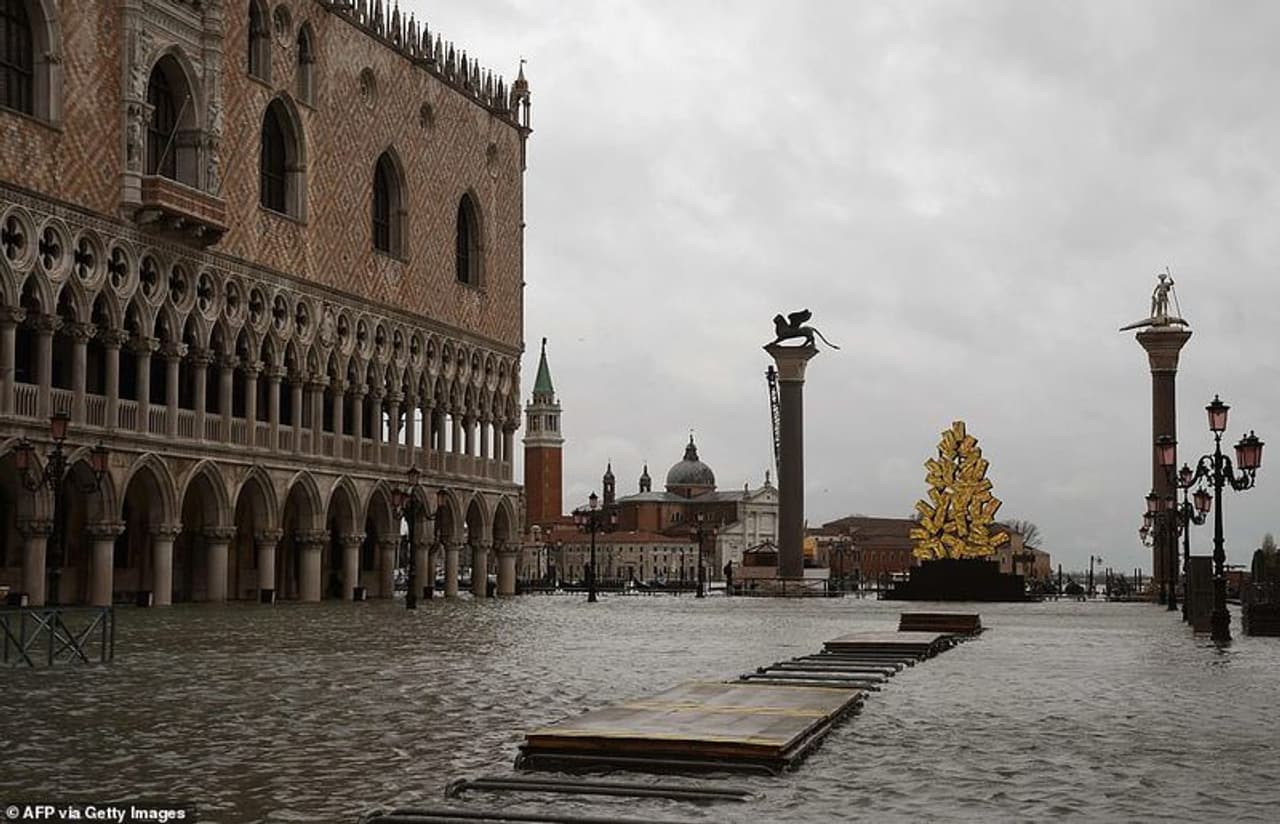 <p>ക്രൊയേഷ്യയിൽ നിന്നുള്ള ശക്തമായ സിറോക്കോ കാറ്റിനെ തുടര്‍ന്ന് വീശിയടിച്ച് മഴയില്‍ ചരിത്രപരമായ ഇറ്റാലിയൻ നഗരത്തിന് ചുറ്റും ഒഴുകിയിരുന്ന രണ്ട് നദികളിലെയും ജലനിരപ്പുയര്‍ത്തി. ഇതോടൊപ്പം വേലിയേറ്റവും ഉണ്ടായതോടെ ജലനിരപ്പ് 145 സെന്‍റീമീറ്റര്‍ ഉയരുകയായിരുന്നു.&nbsp;</p>