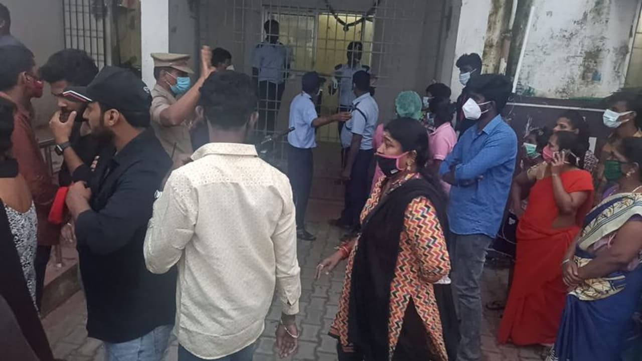 <p>சீரியலில் பார்த்து ரசித்த மக்களுக்கும் இப்படி என்றால், அவருடன் பழகிய நண்பர்களுக்கும், சக நகர்களுக்கும், குடும்பத்தினருக்கும் உள்ள வேதனையை வார்த்தைகளால் விவரிக்க முடியாது. </p> <p>சீரியலில் பார்த்து ரசித்த மக்களுக்கும் இப்படி என்றால், அவருடன் பழகிய நண்பர்களுக்கும், சக நகர்களுக்கும், குடும்பத்தினருக்கும் உள்ள வேதனையை வார்த்தைகளால் விவரிக்க முடியாது. </p>