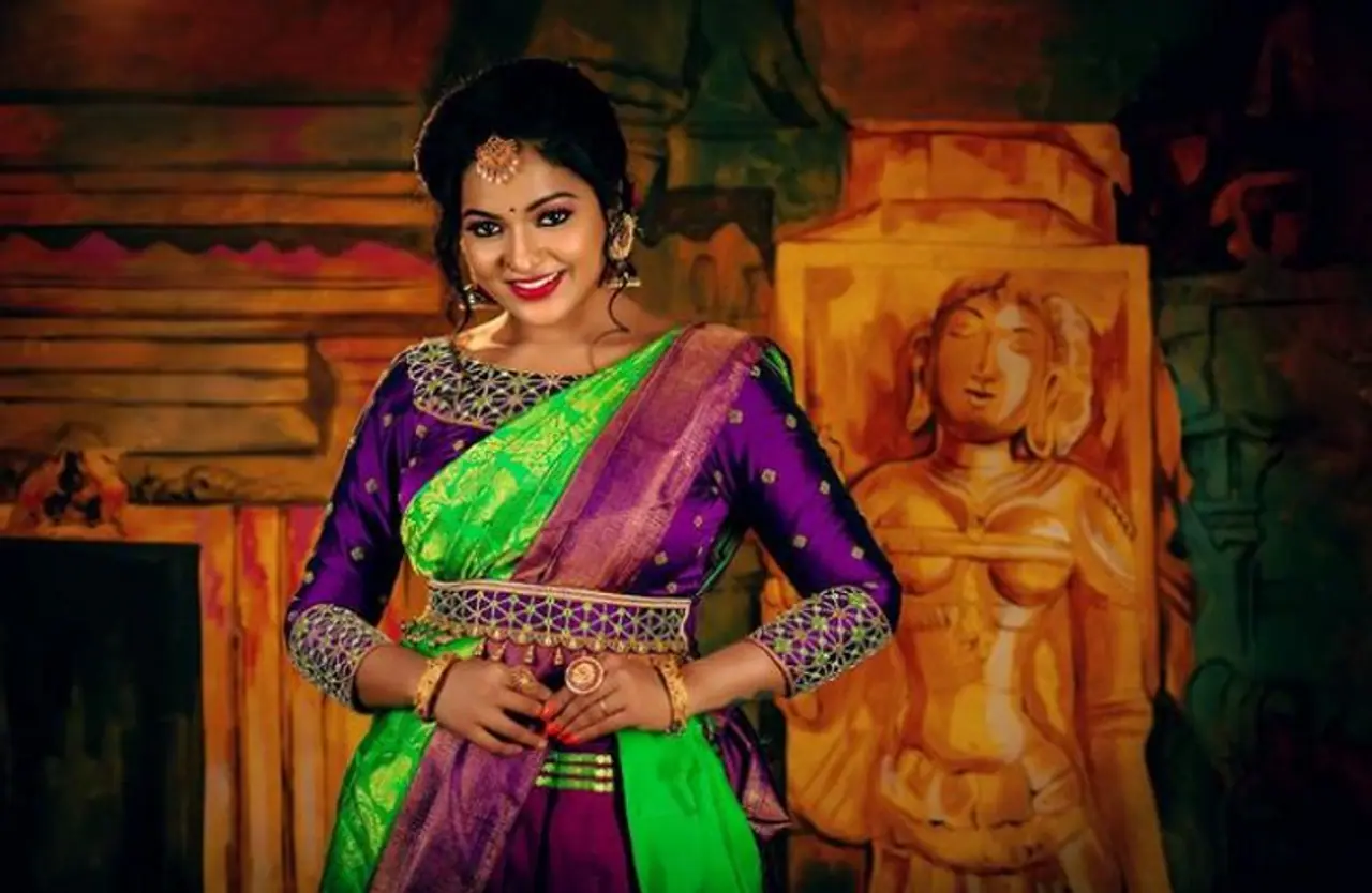 <p>ಪ್ರಸಿದ್ಧ ಕಿರುತೆರೆ ನಟಿ ಚಿತ್ರಾ ಆತ್ಮಹತ್ಯೆ ಮಾಡಿಕೊಂಡಿದ್ದು, ಕೆಲವೇ ತಿಂಗಳ ಹಿಂದೆ ಅವರ ನಿಶ್ಚಿತಾರ್ಥ ನಡೆದಿತ್ತು.</p>